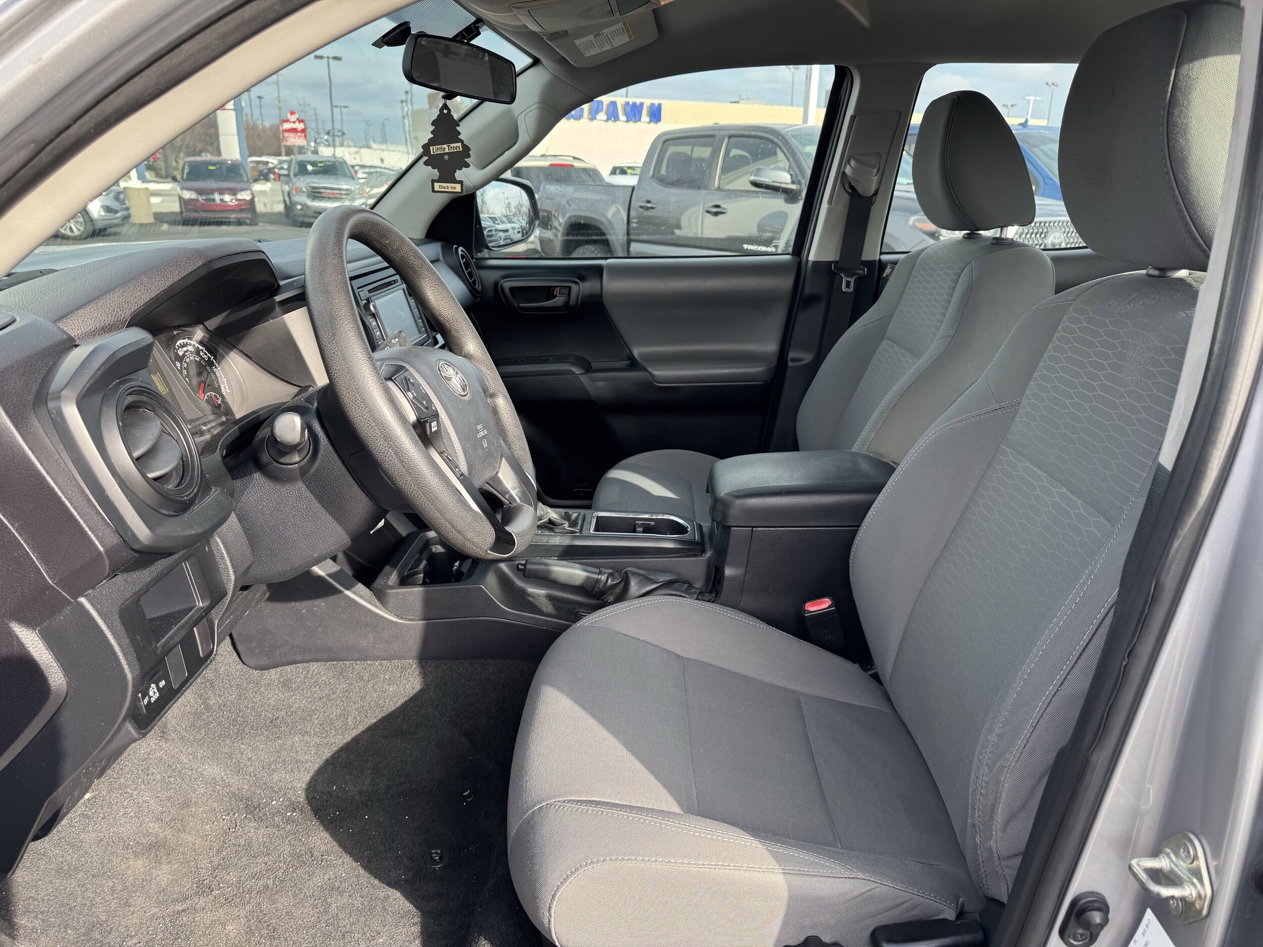 2017 Toyota Tacoma SR V6 photo 4