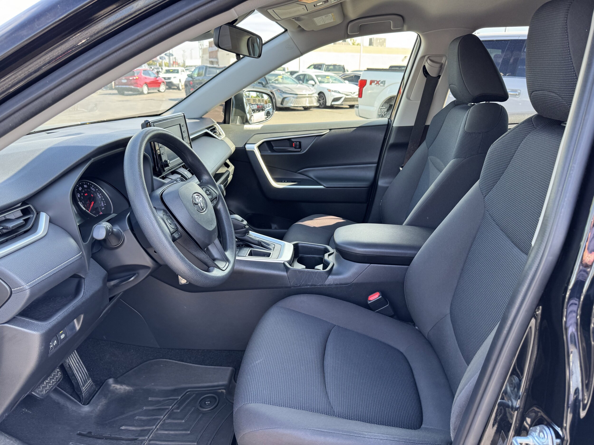 2021 Toyota RAV4 LE photo 4