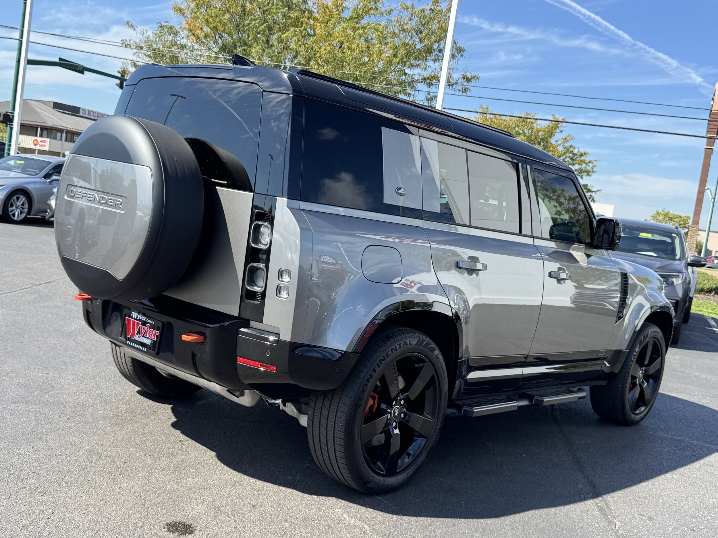 2024 Land Rover Defender 110 photo 3