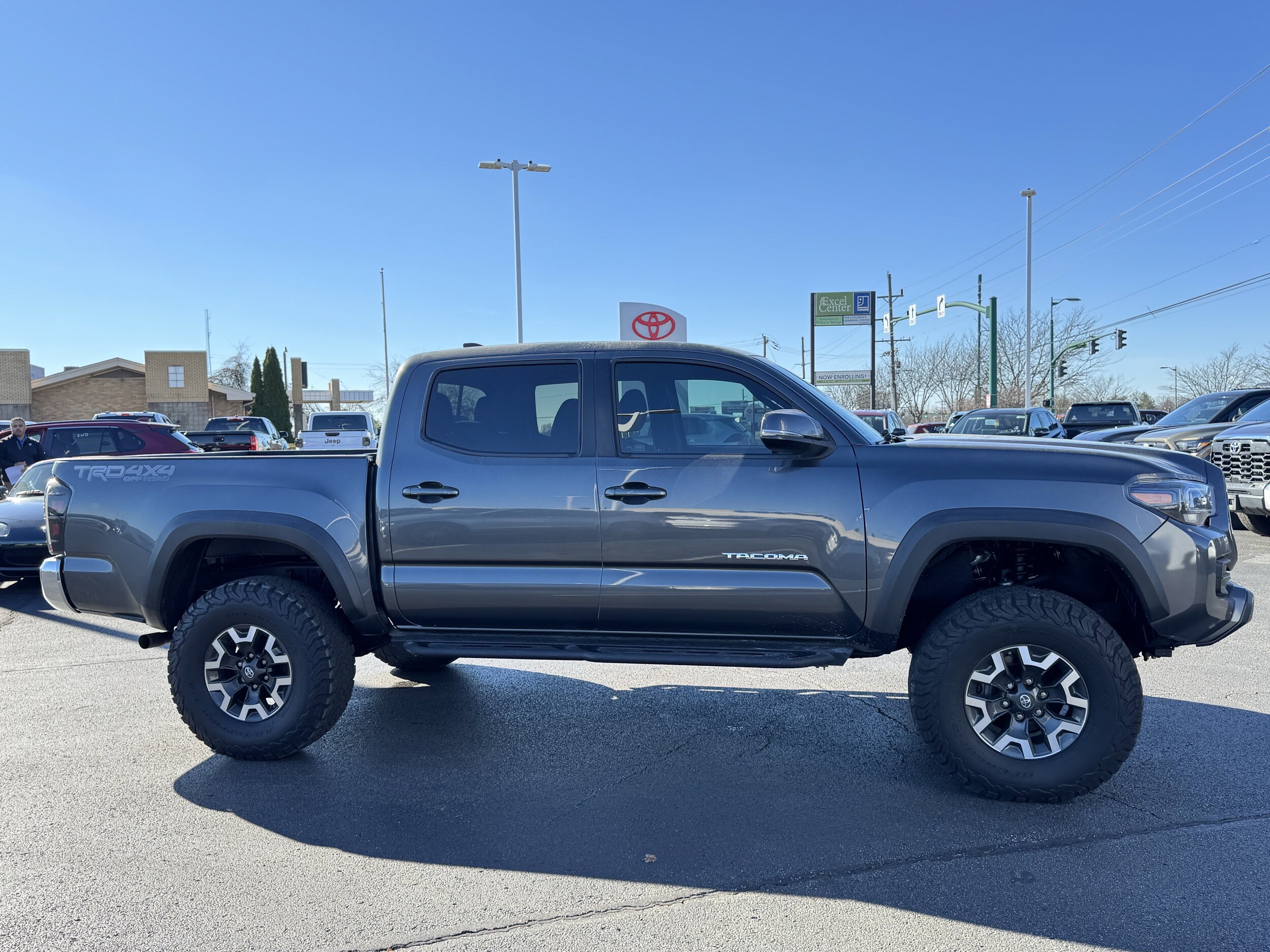 2018 Toyota Tacoma Double Cab photo 2