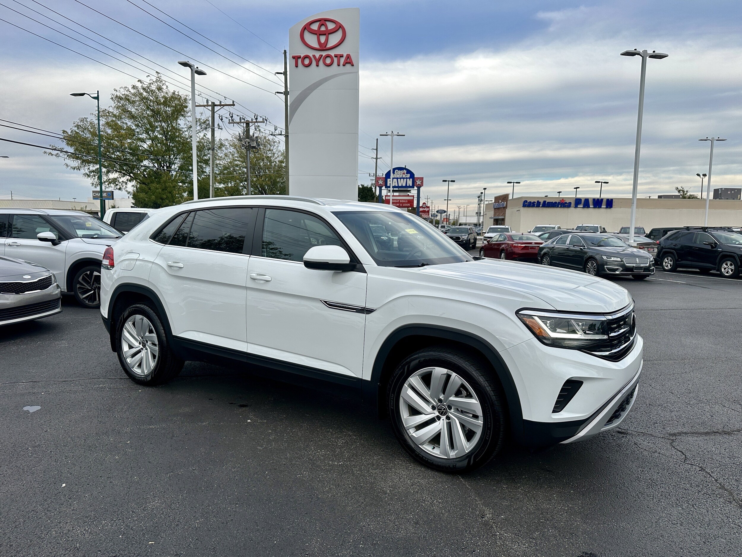 2023 Volkswagen Atlas Cross Sport SE photo 2