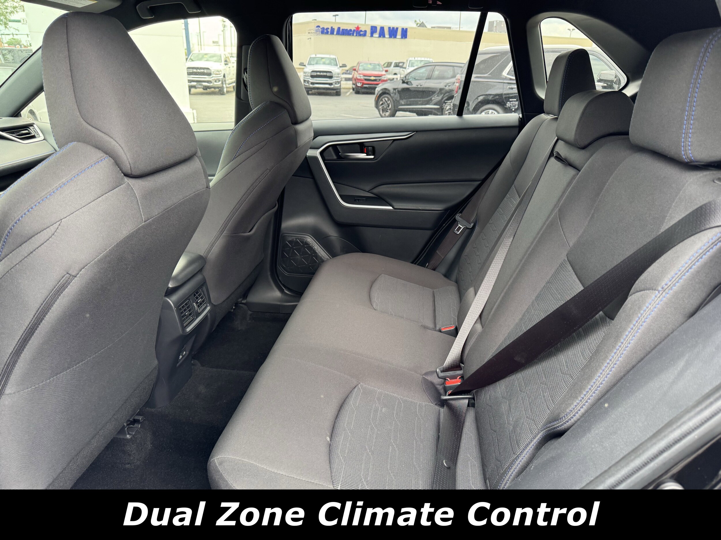 2024 Toyota RAV4 Hybrid SE photo 4