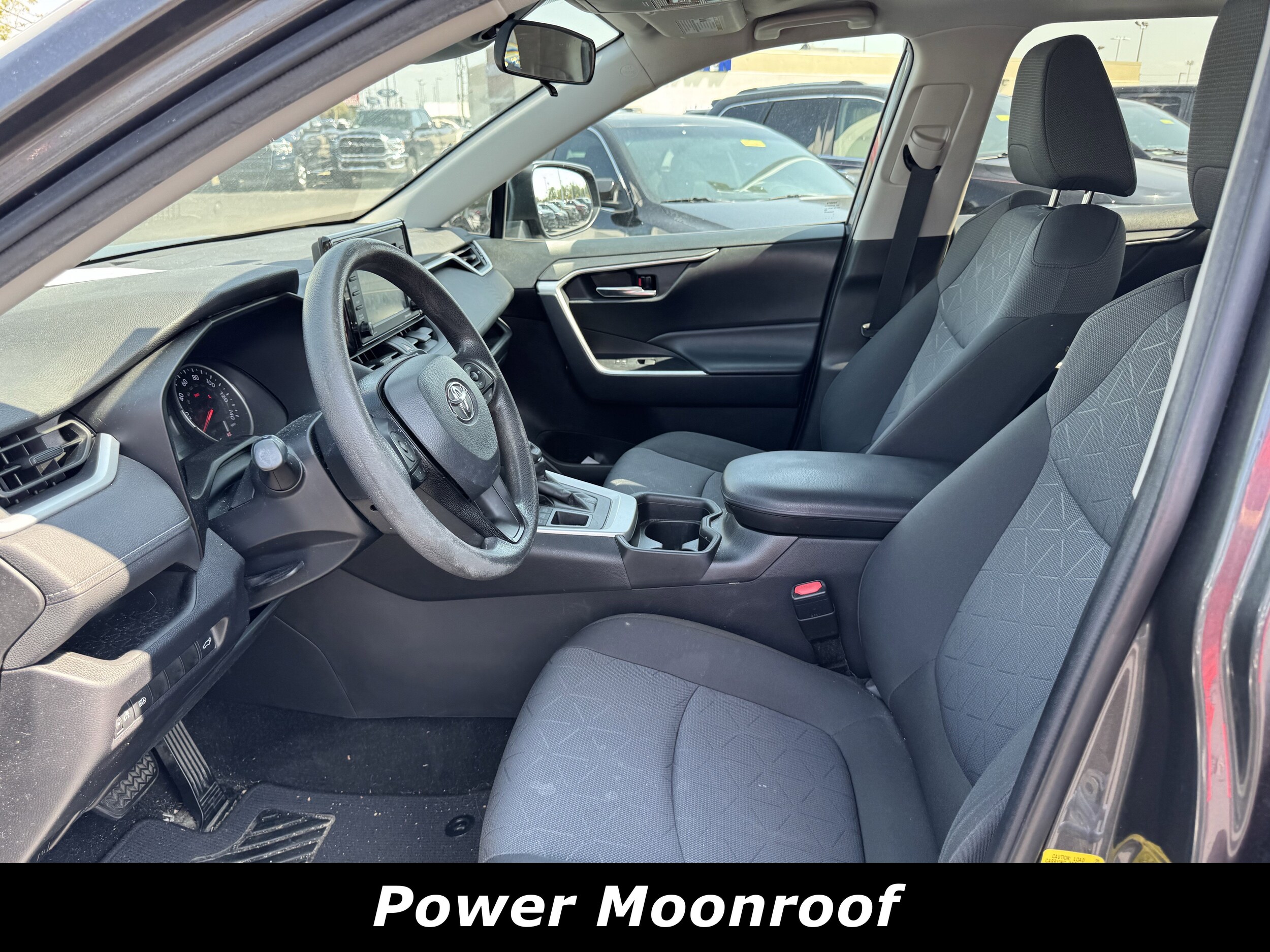2021 Toyota RAV4 XLE photo 2