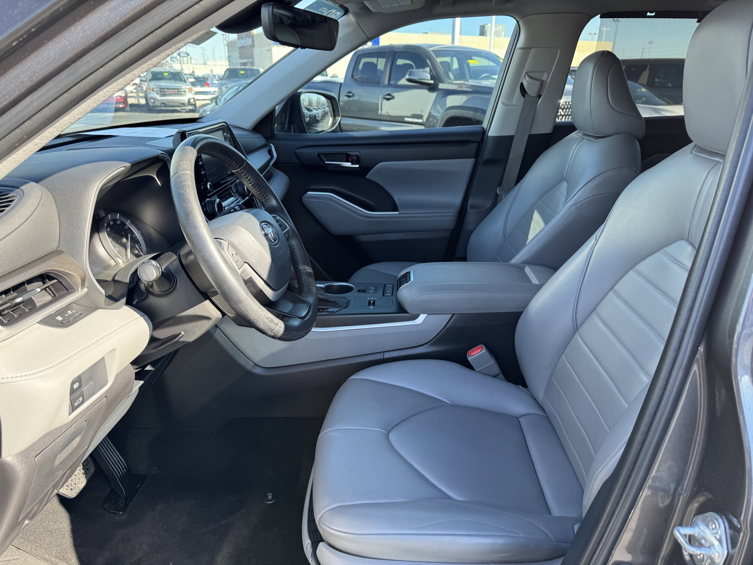 2022 Toyota Highlander XLE photo 3