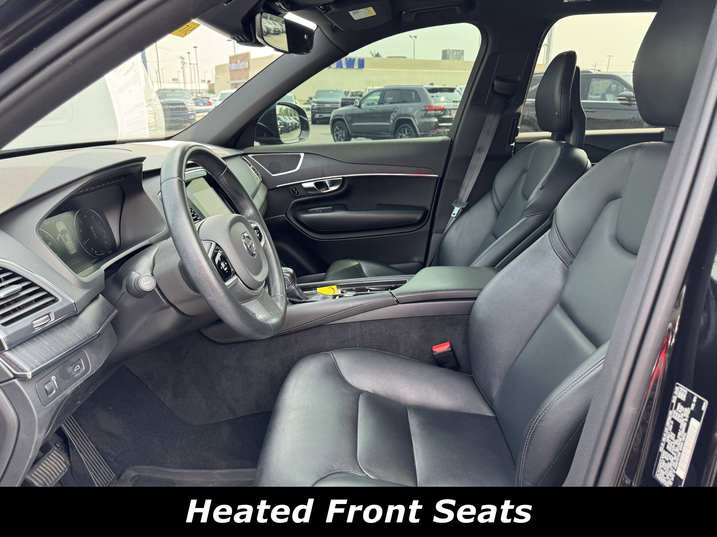 2022 Volvo XC60 B5 Momentum photo 3