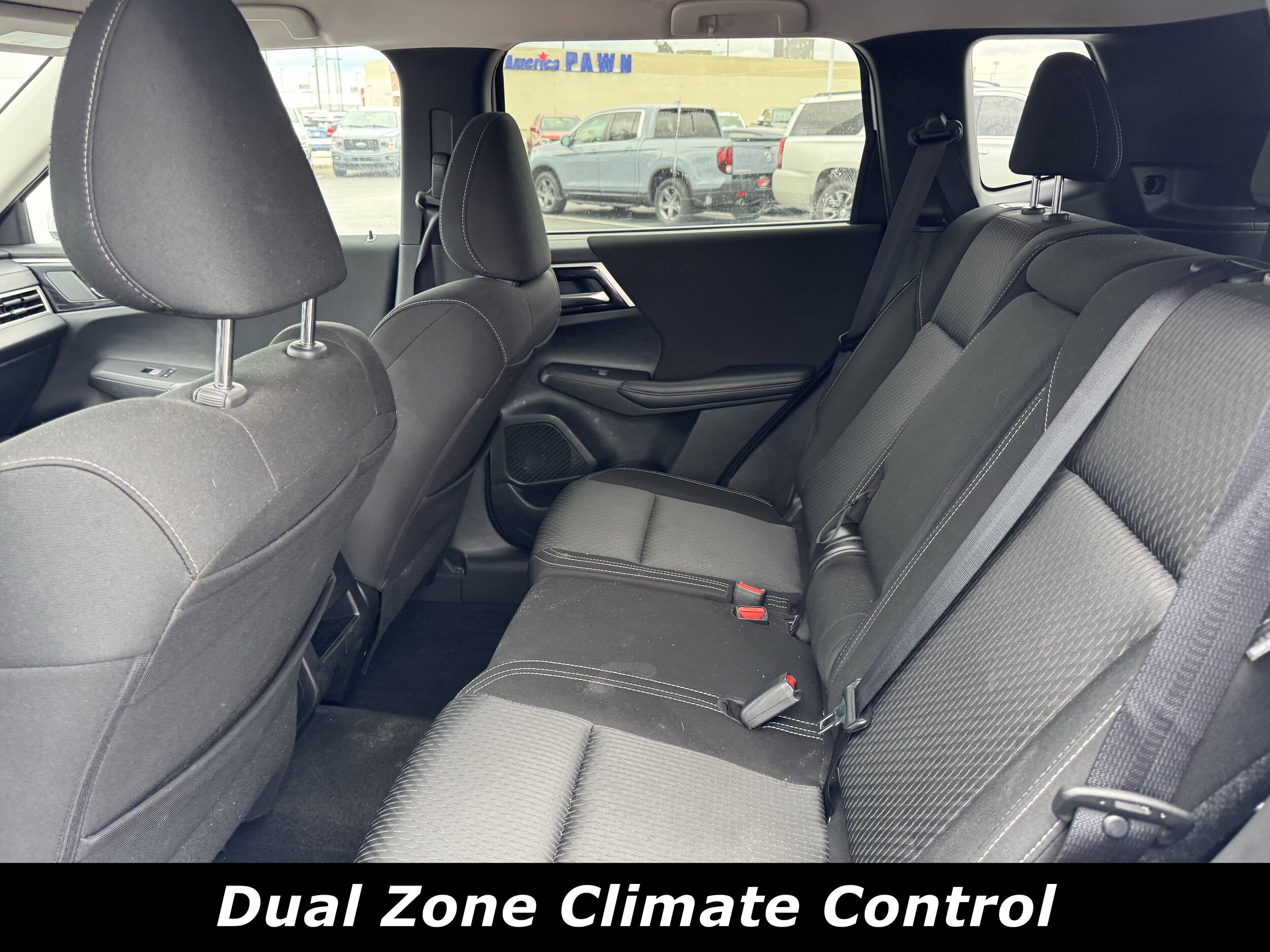 2024 Mitsubishi Outlander ES photo 4