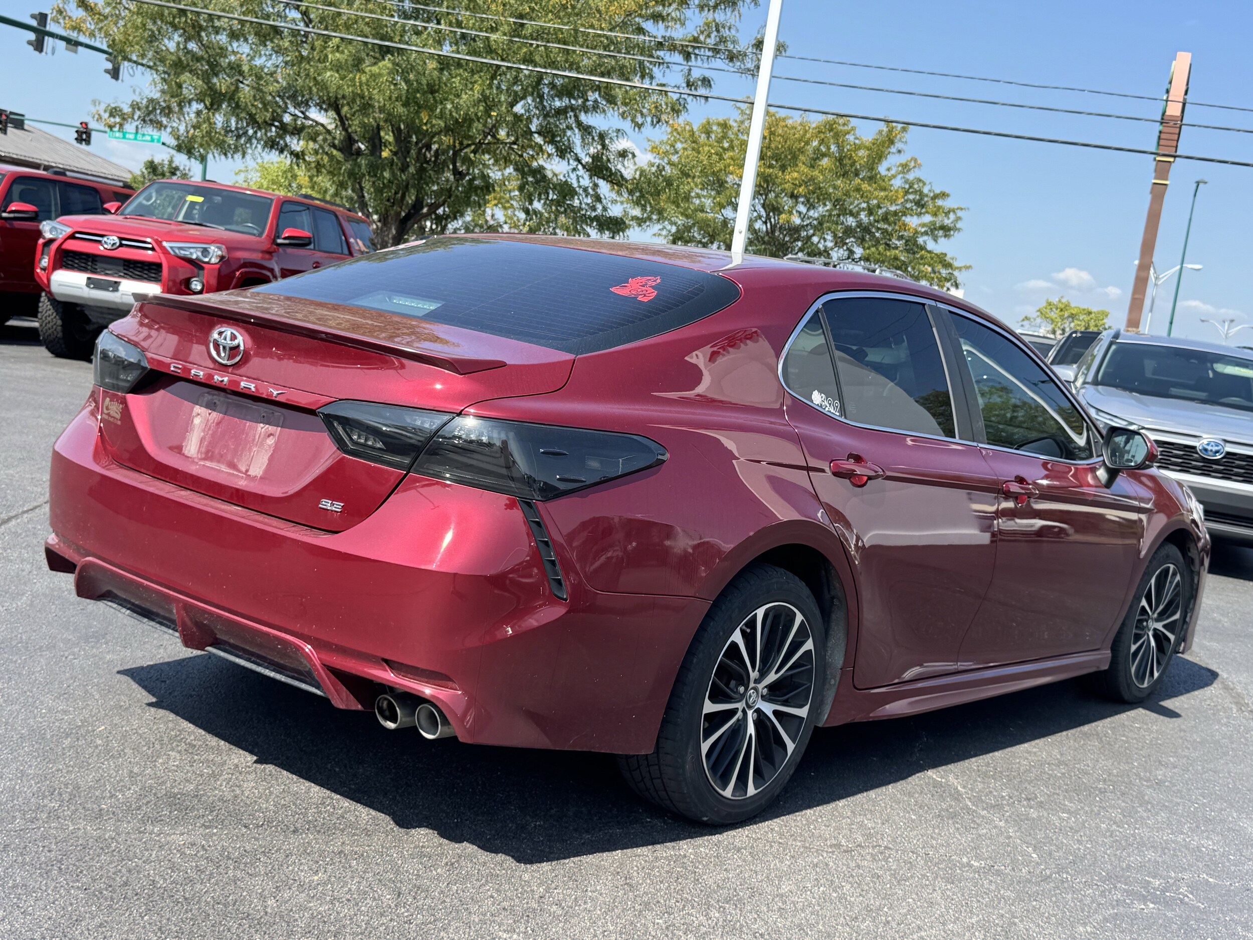 2018 Toyota Camry SE photo 3