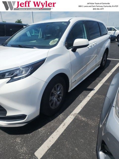2021 Toyota Sienna LE 8-Passenger Hybrid FWD's photo