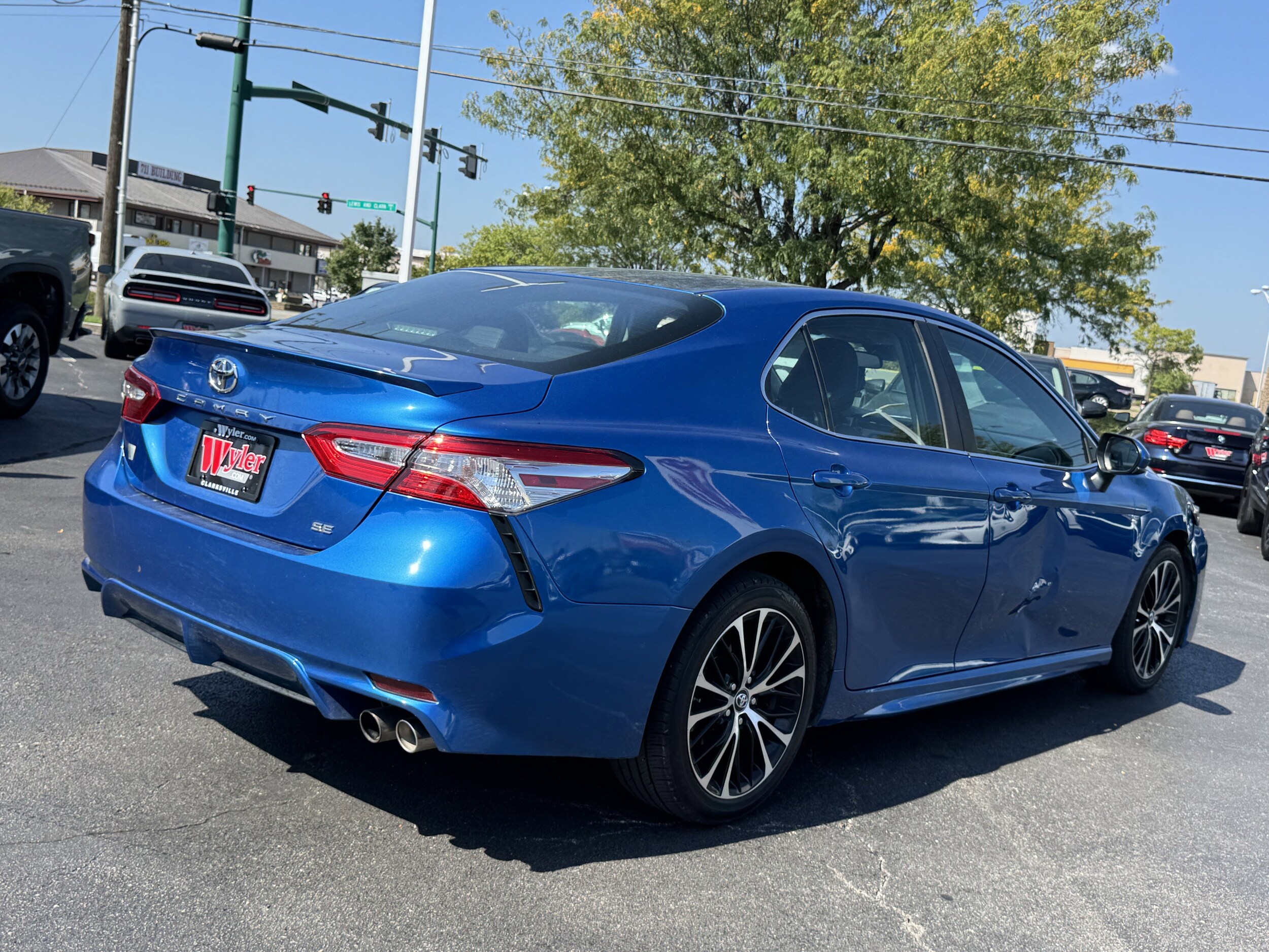 2018 Toyota Camry SE photo 3