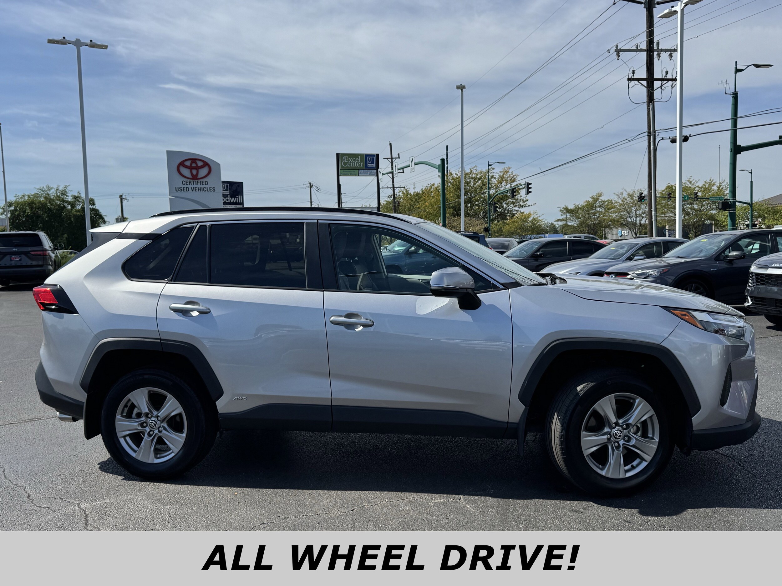 2024 Toyota RAV4 Hybrid XLE photo 2