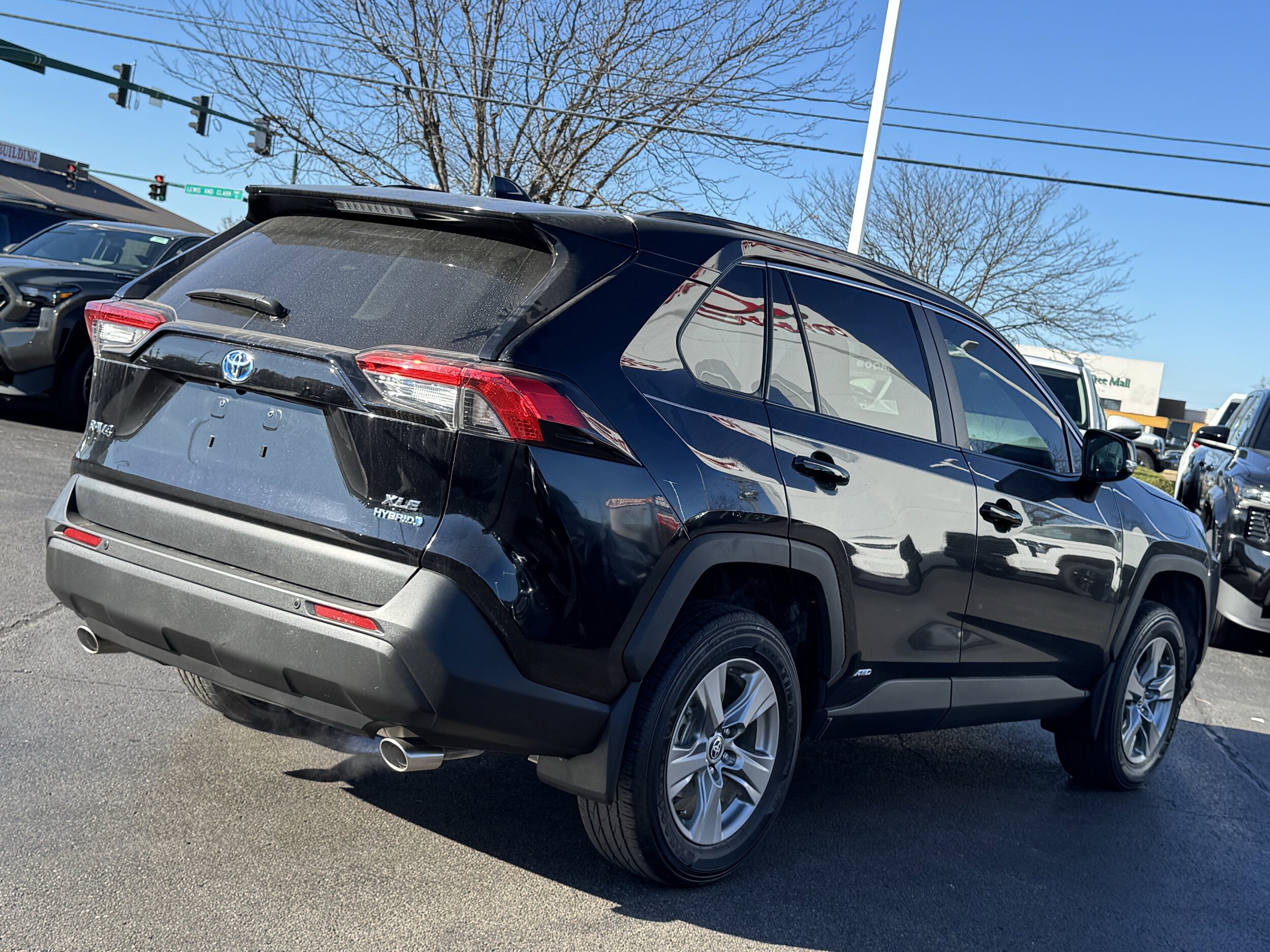 2024 Toyota RAV4 Hybrid XLE photo 3