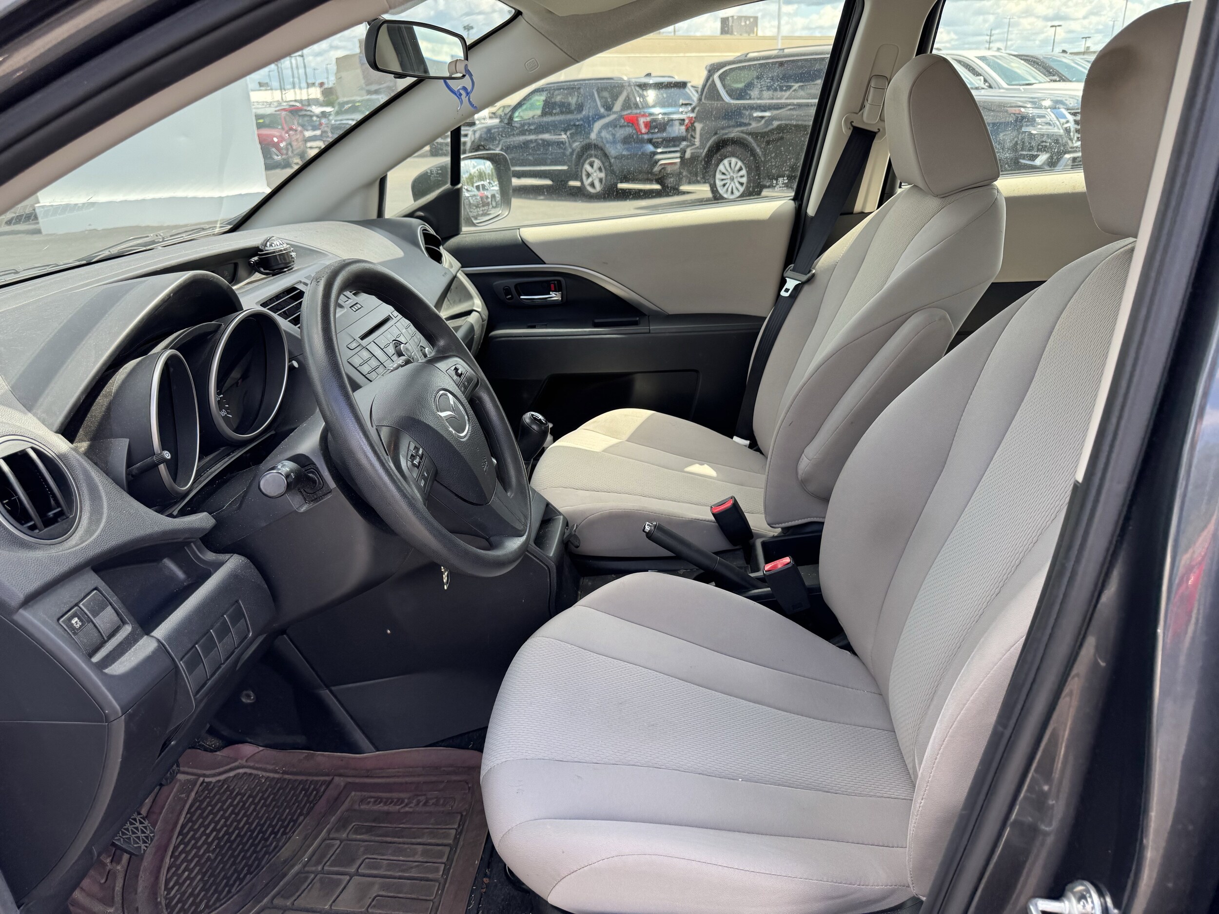 2014 Mazda Mazda5 Sport photo 4