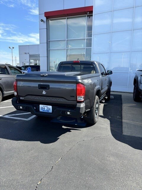 2019 Toyota Tacoma 4x4 photo 3