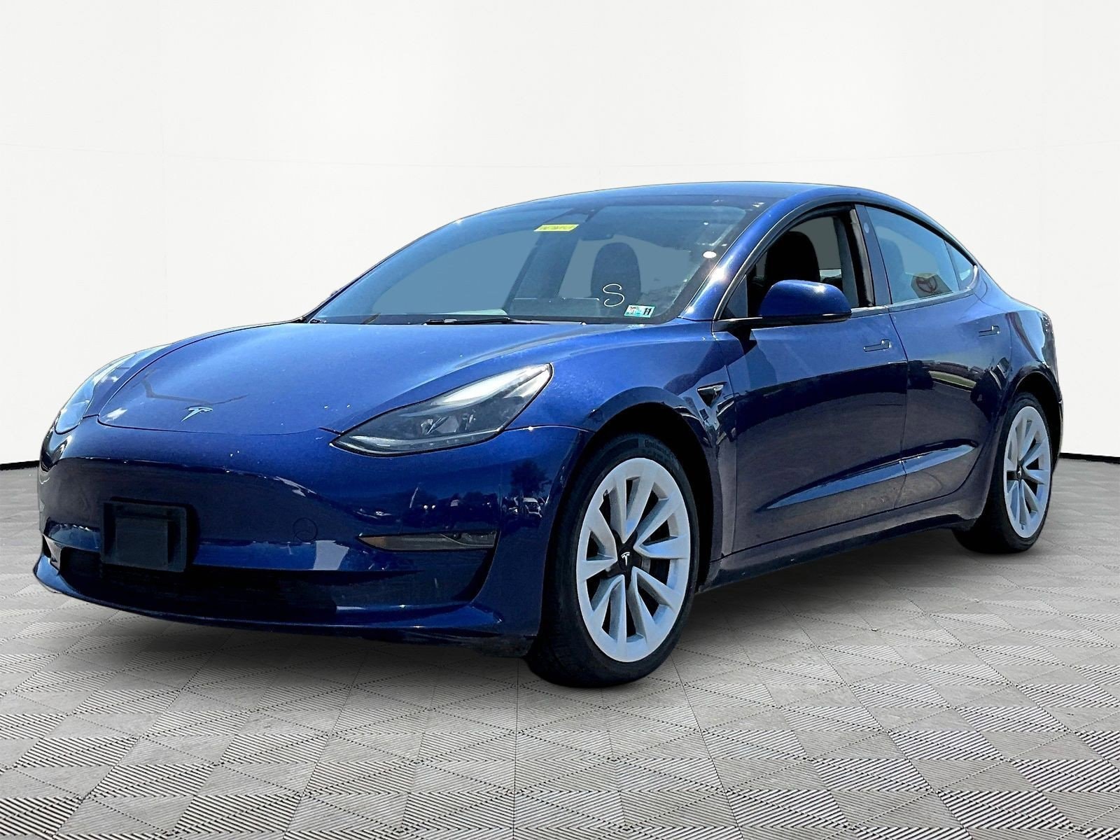 2022 Tesla Model 3 Standard Range Plus's photo