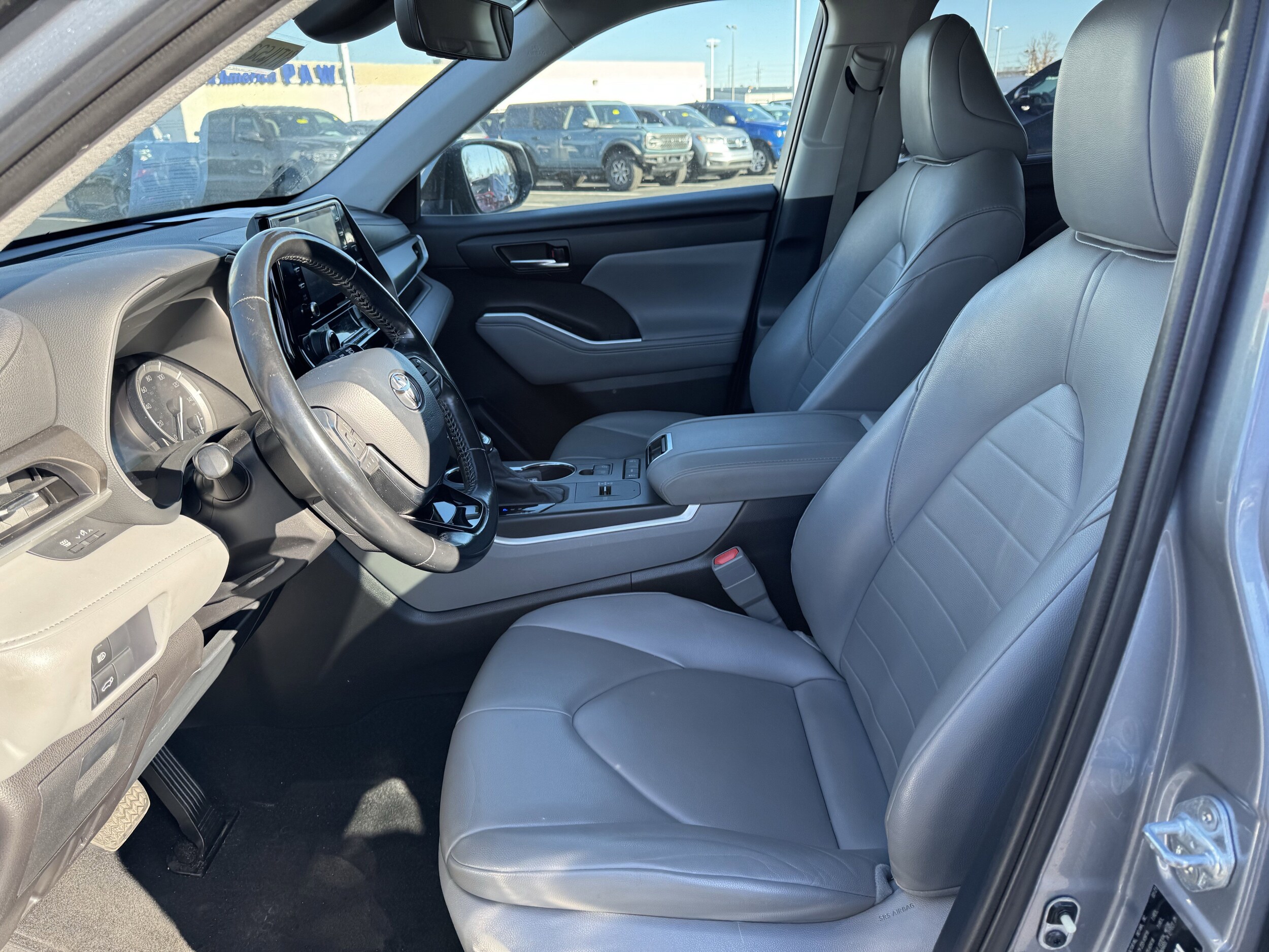 2021 Toyota Highlander XLE photo 2