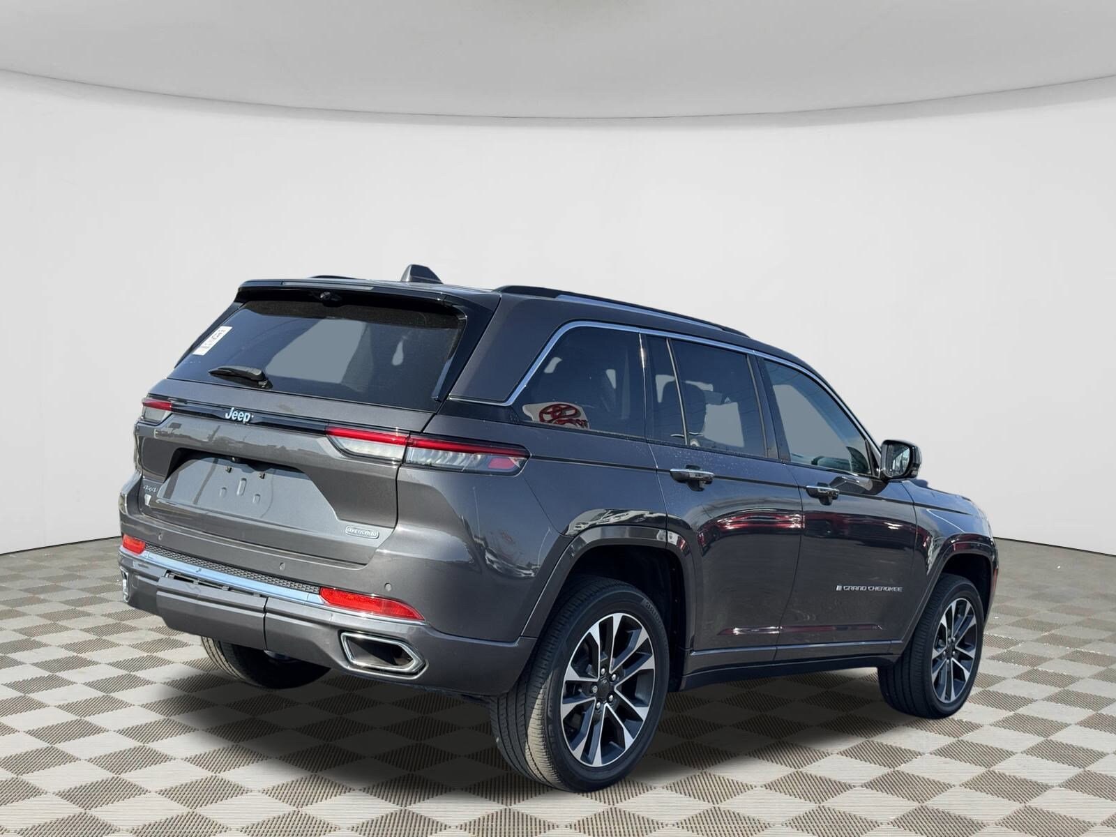 2022 Jeep Grand Cherokee Overland photo 3