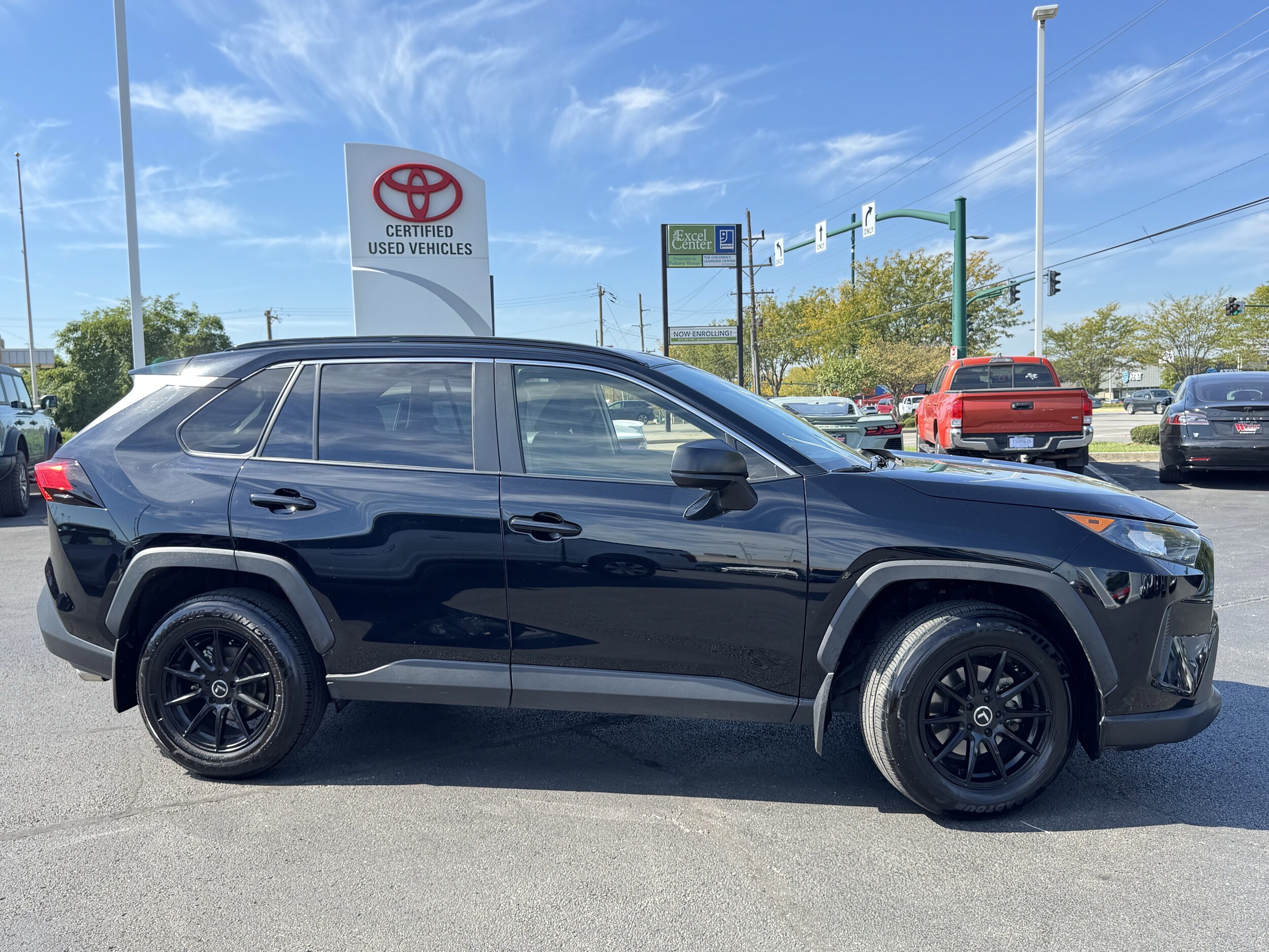 2021 Toyota RAV4 LE photo 2