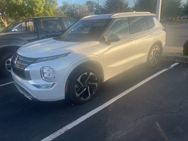 2023 Mitsubishi Outlander SEL photo 2
