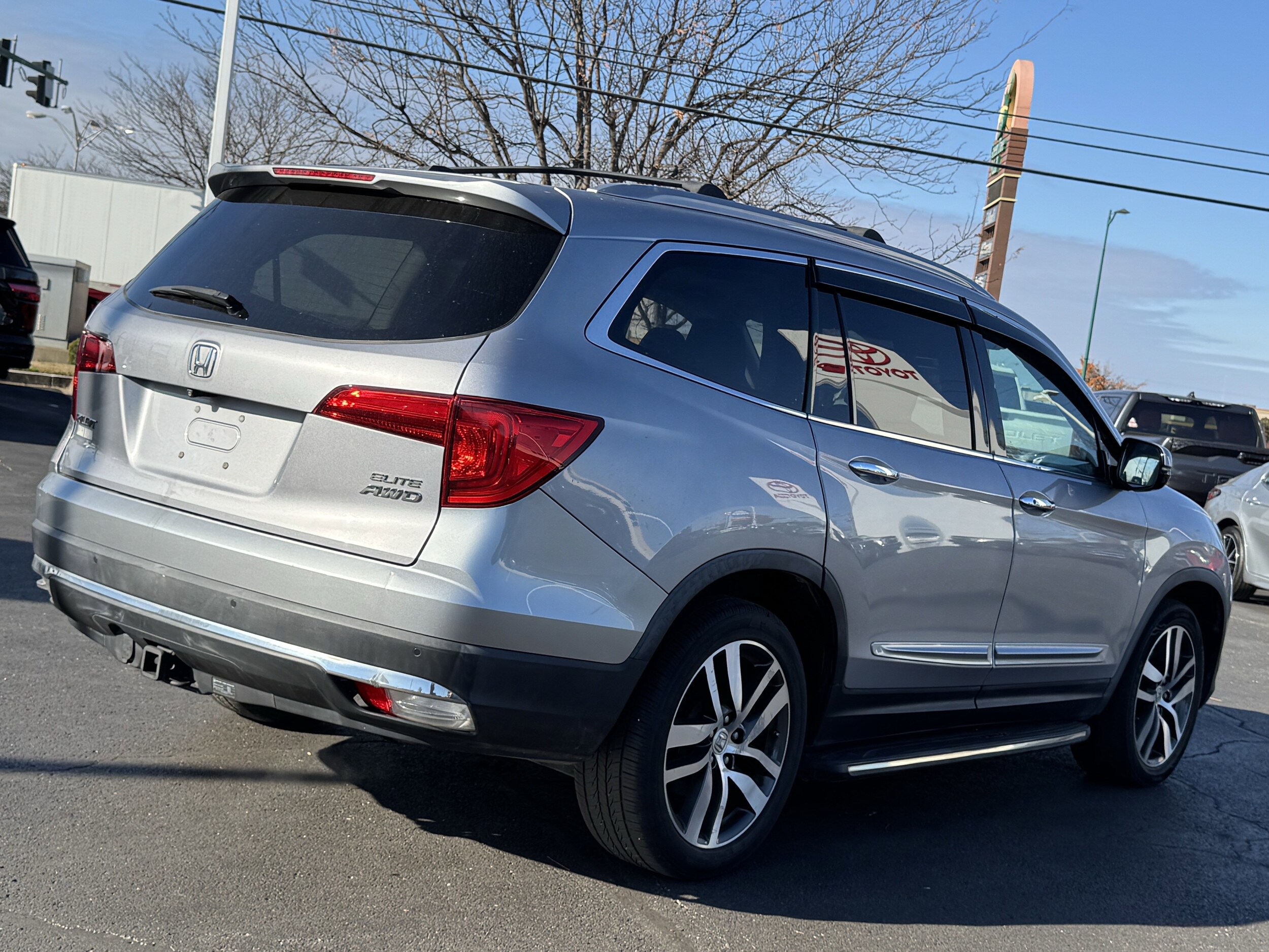 2017 Honda Pilot Elite photo 2