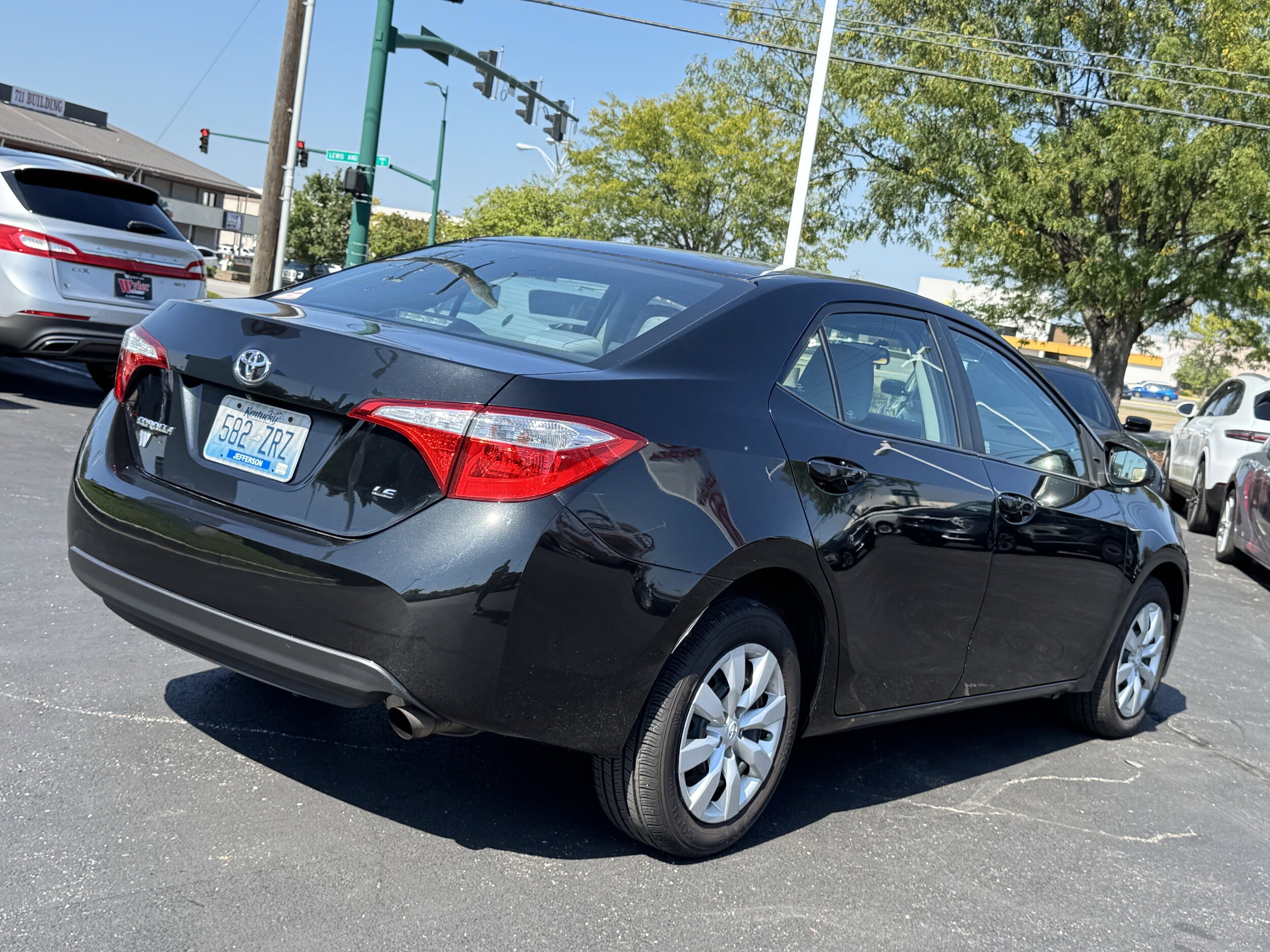 2016 Toyota Corolla LE photo 3