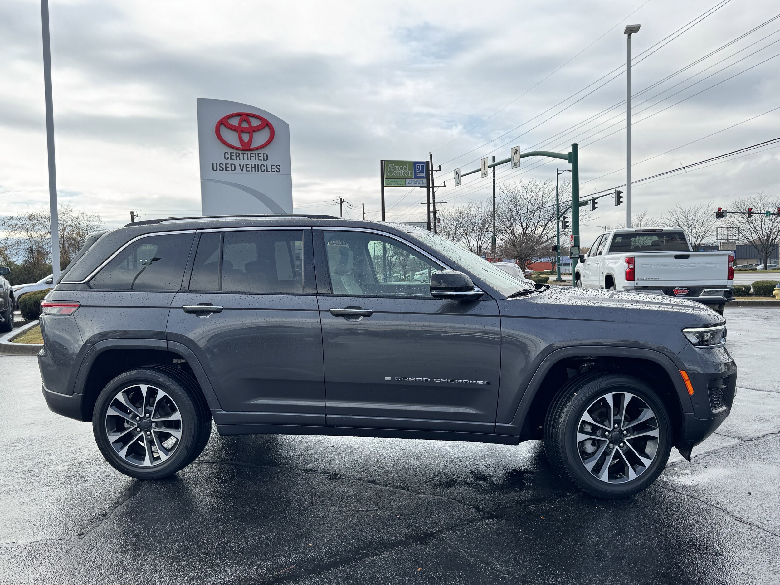 2022 Jeep Grand Cherokee Overland photo 3