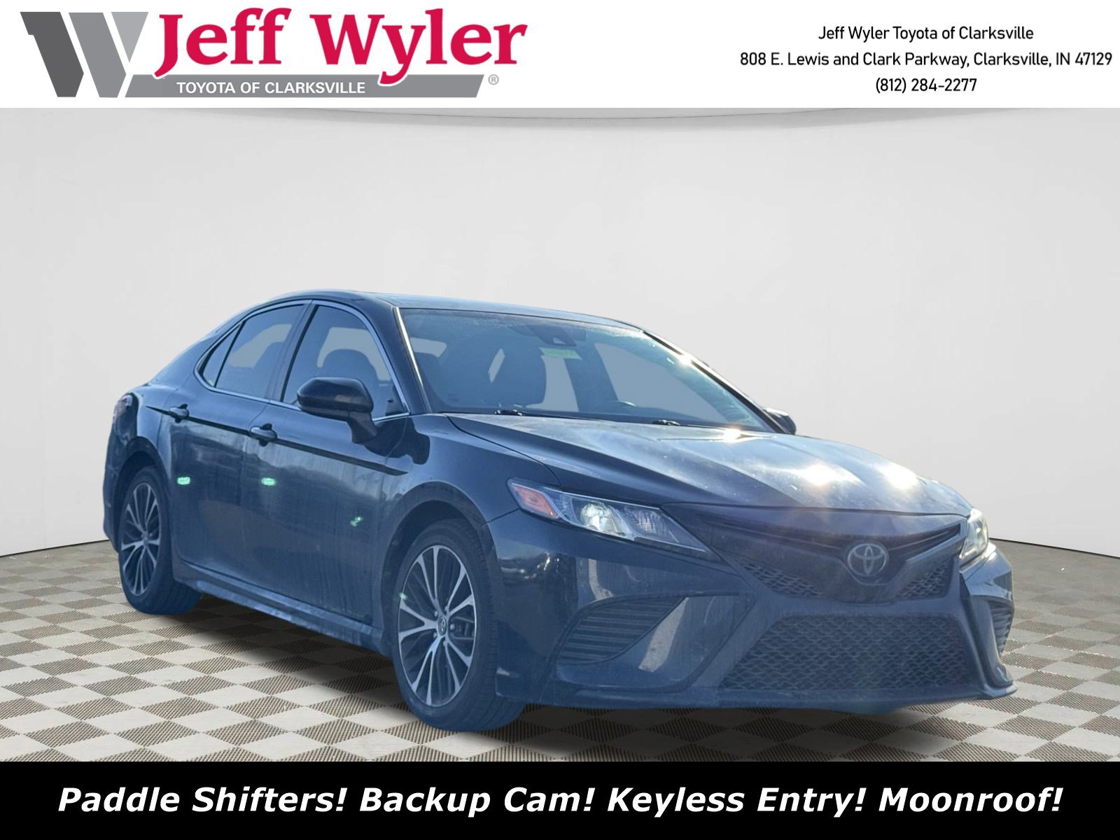 2018 Toyota Camry SE's photo