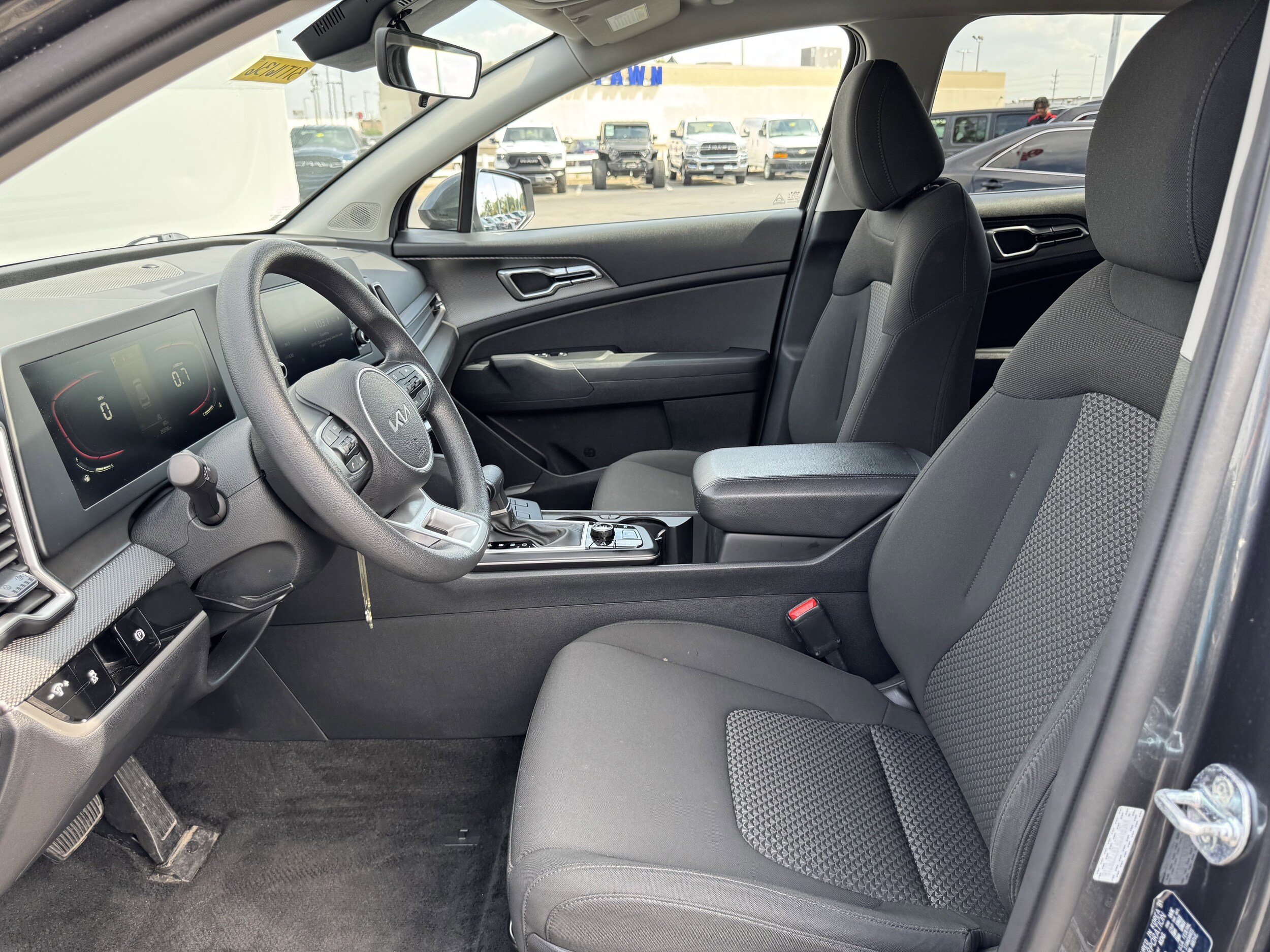 2024 Kia Sportage LX photo 2