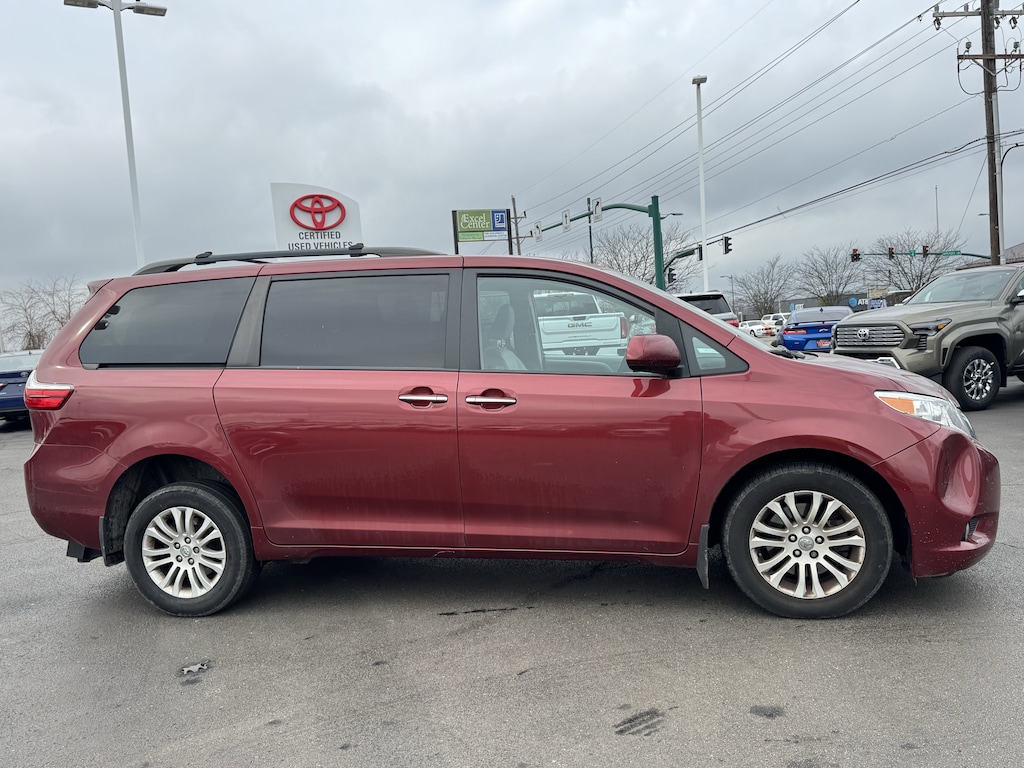 Used 2017 Toyota Sienna XLE 8 Passenger Van Passenger Van