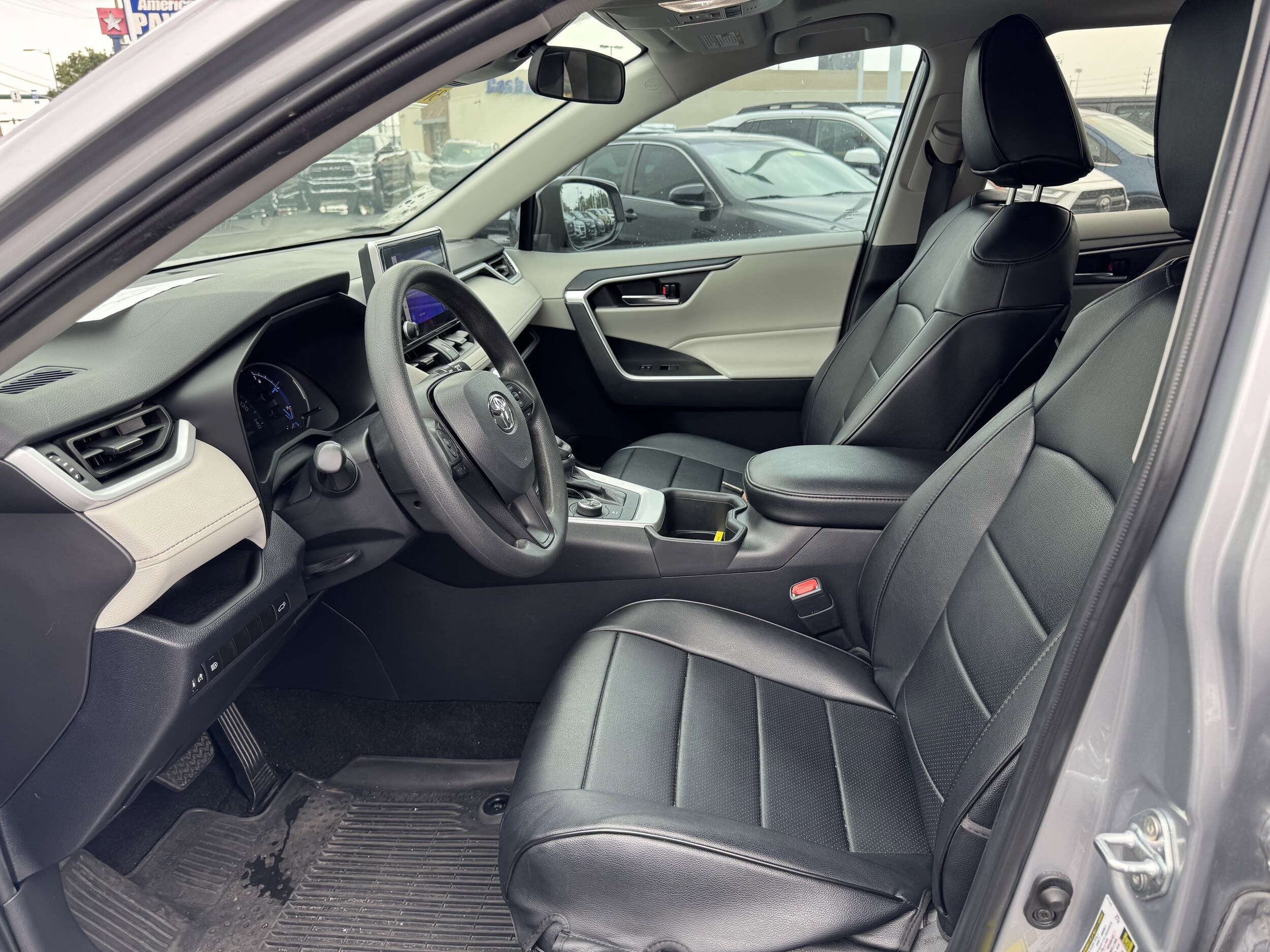 2024 Toyota RAV4 Hybrid XLE photo 4