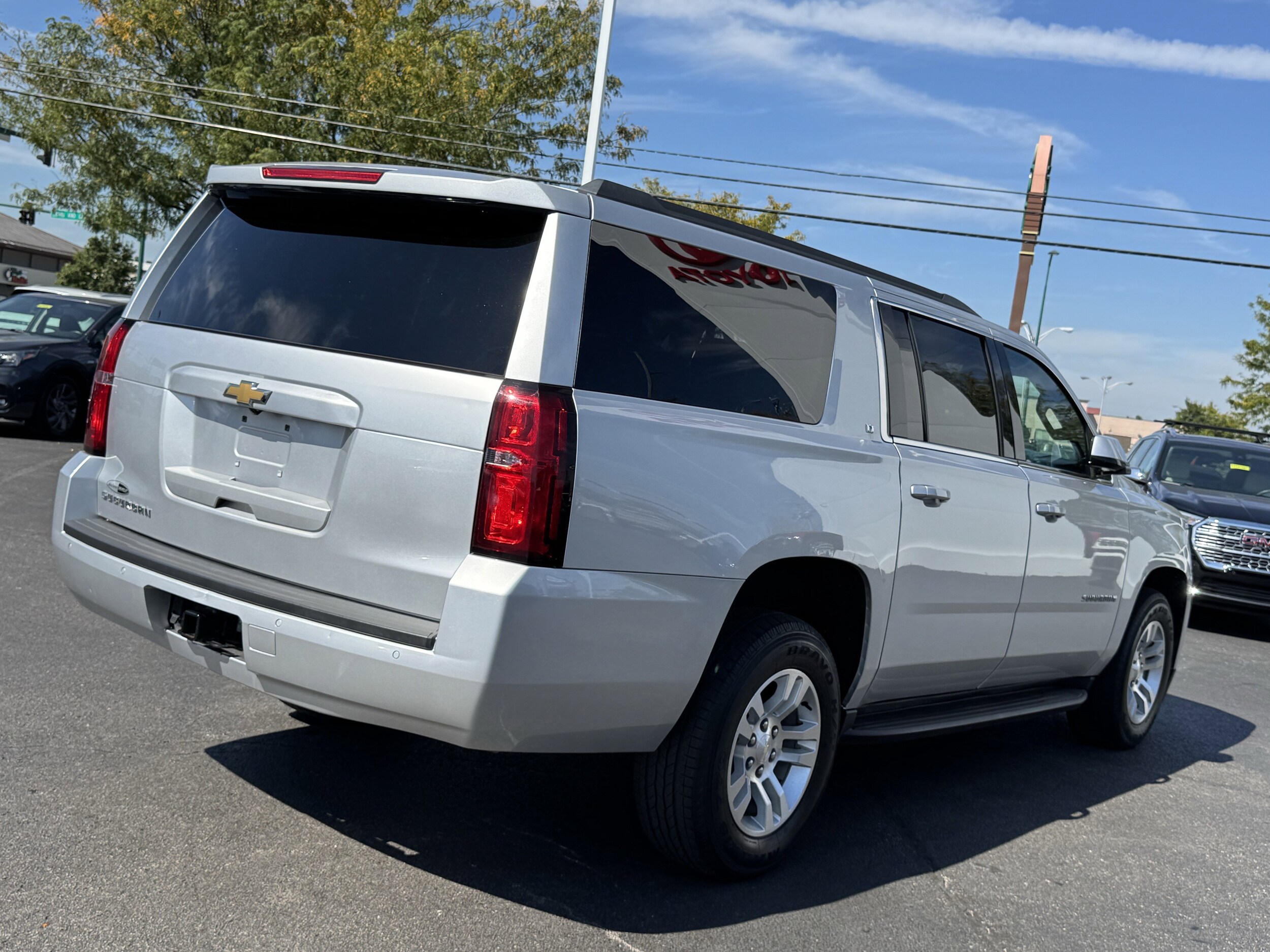 2020 Chevrolet Suburban LT photo 3
