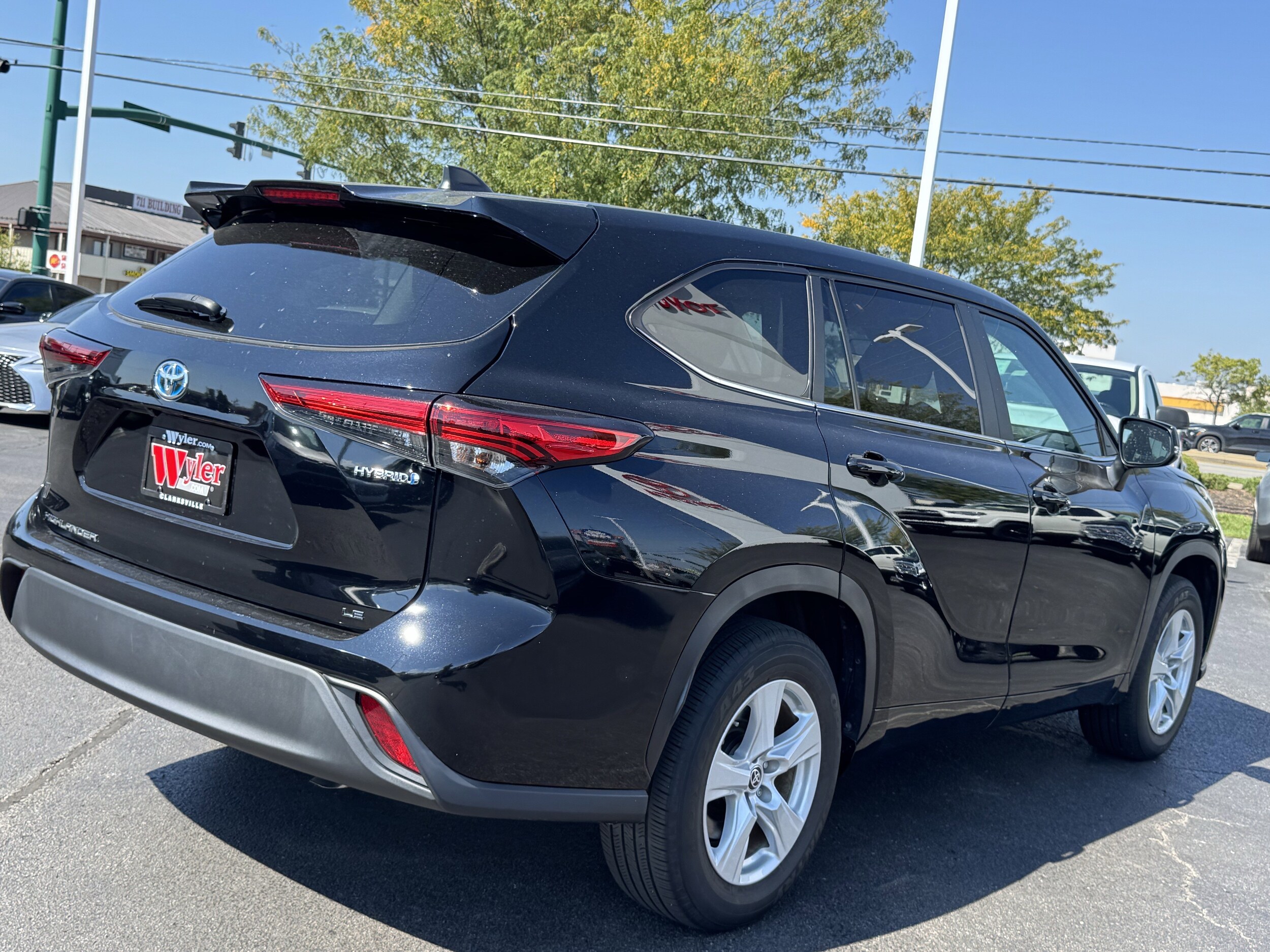 2023 Toyota Highlander Hybrid LE photo 2