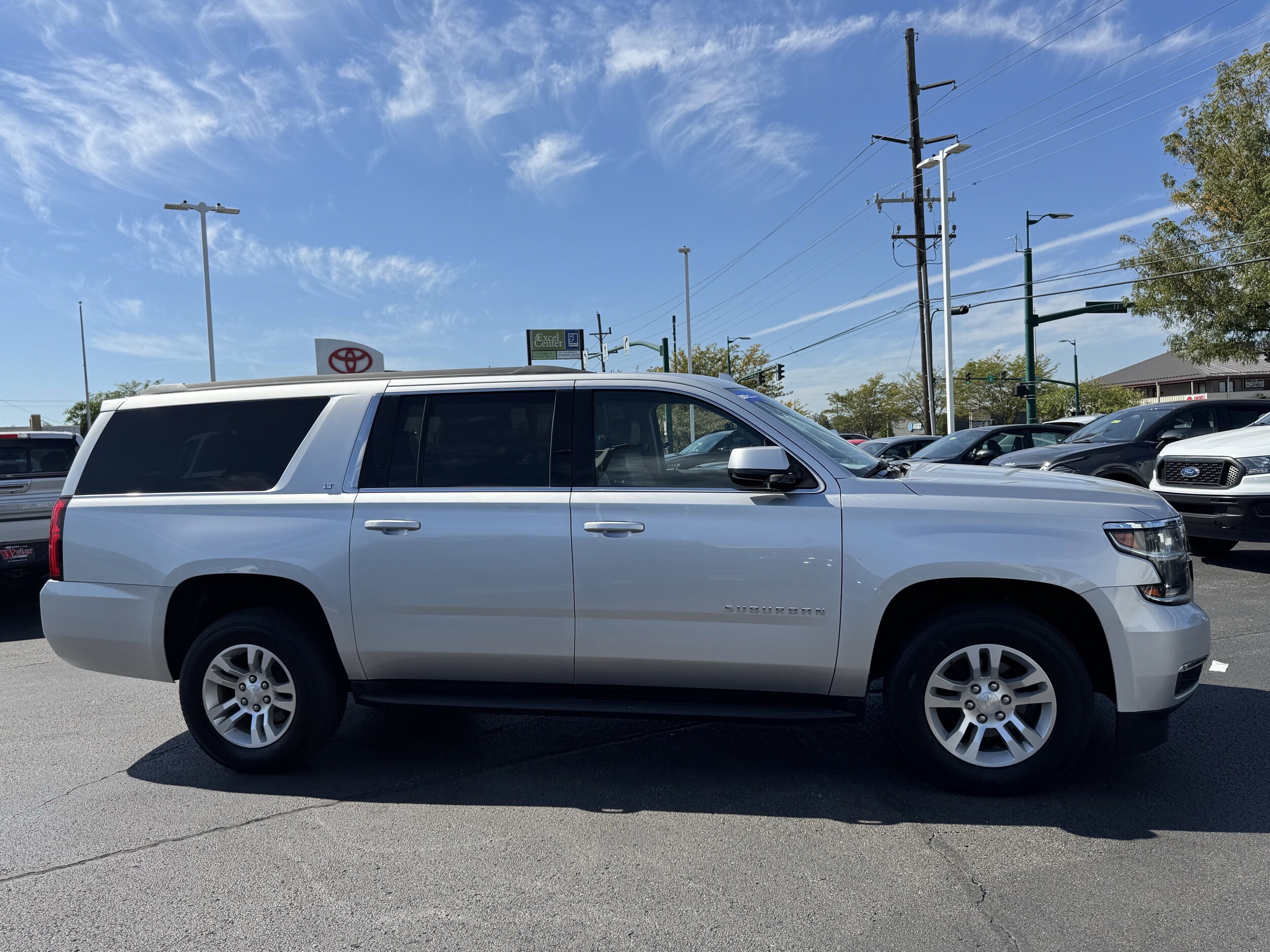2020 Chevrolet Suburban LT photo 2