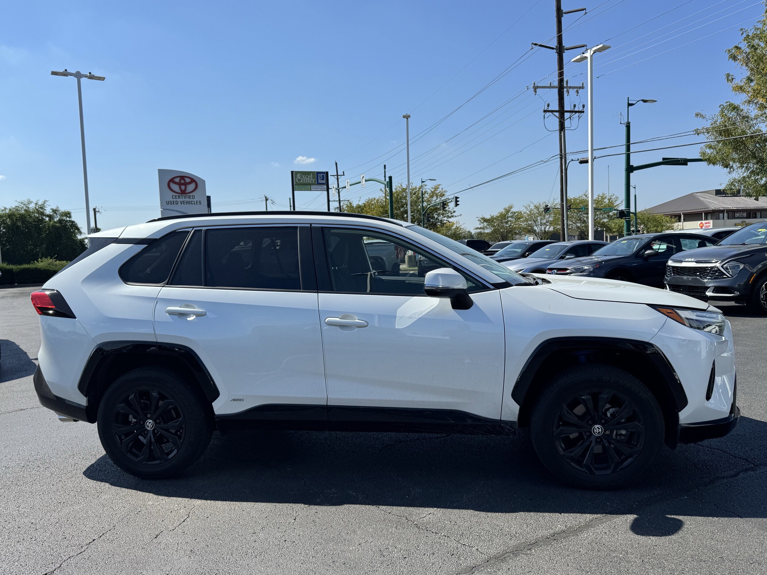 2024 Toyota RAV4 Hybrid SE photo 2