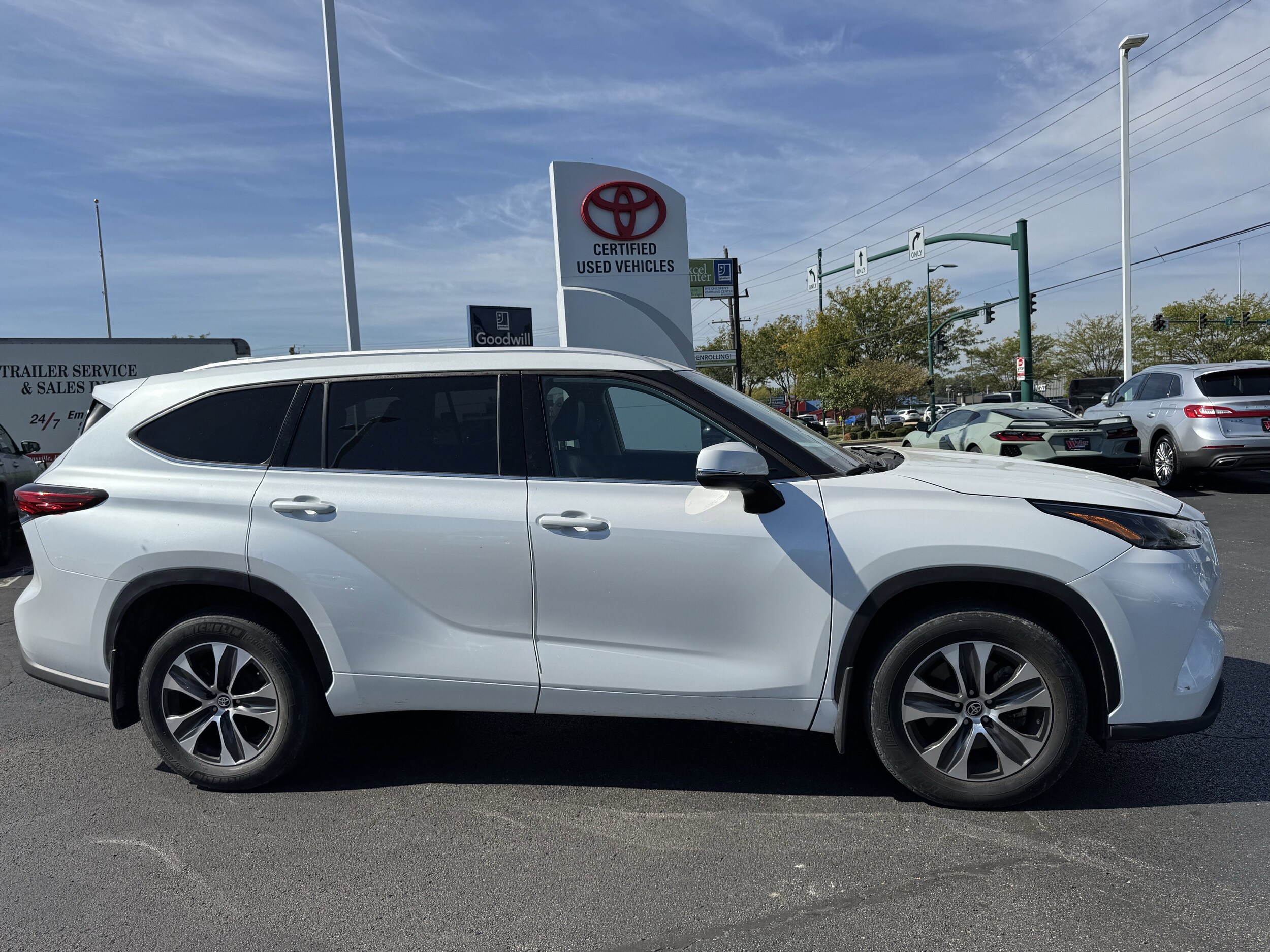 2022 Toyota Highlander XLE photo 2