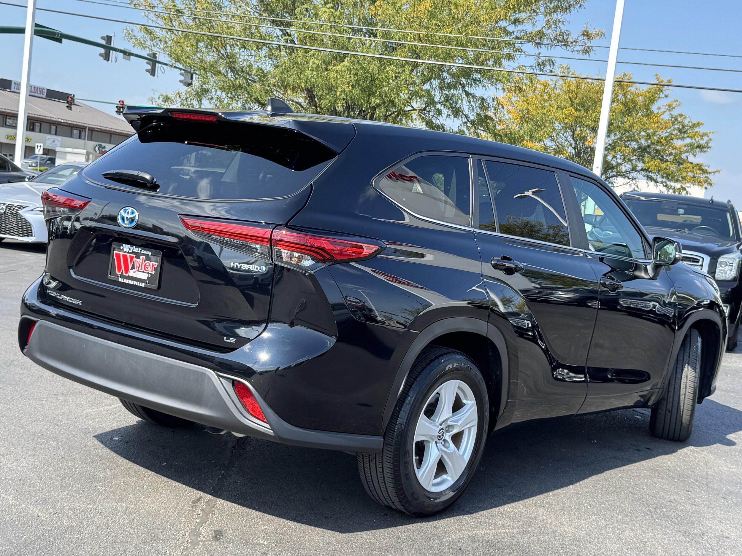 2023 Toyota Highlander Hybrid LE photo 2