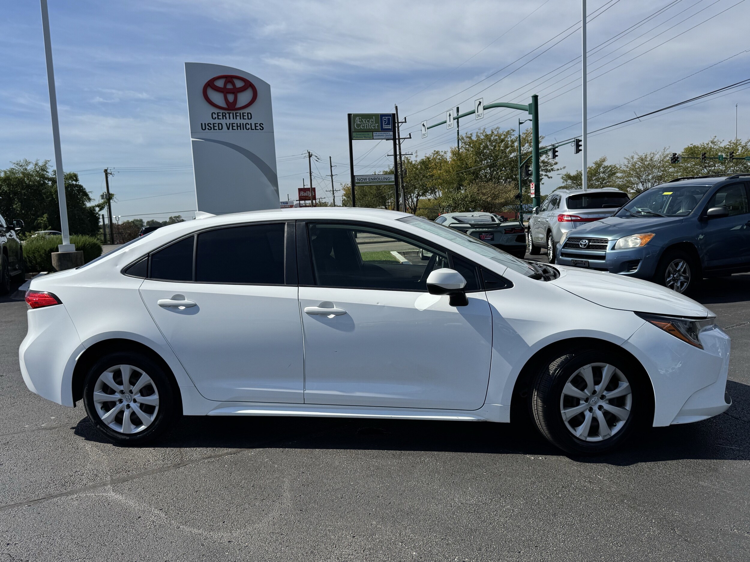 2020 Toyota Corolla LE photo 2
