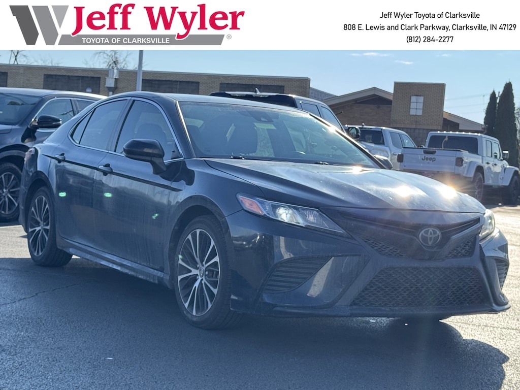 Used 2018 Toyota Camry SE Sedan