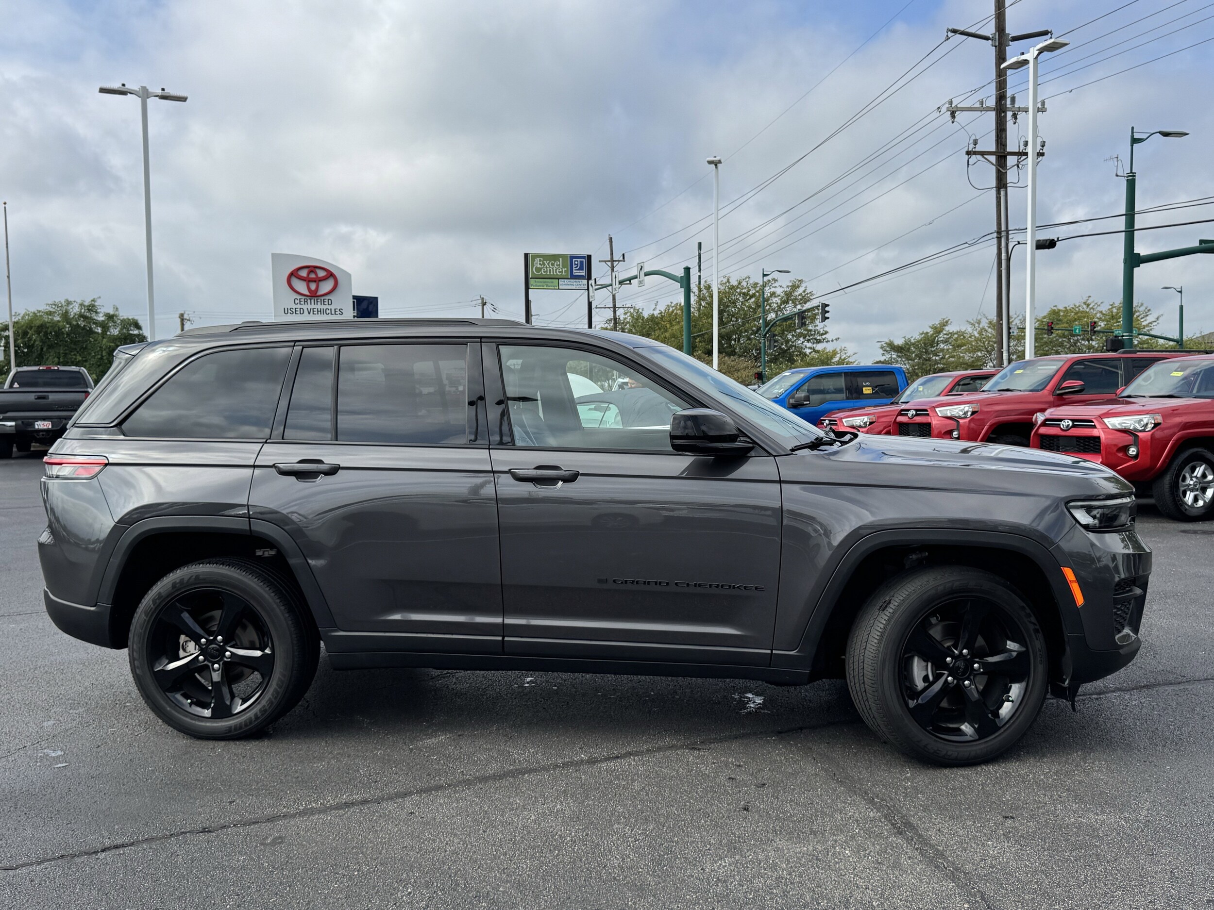 2023 Jeep Grand Cherokee Laredo photo 2