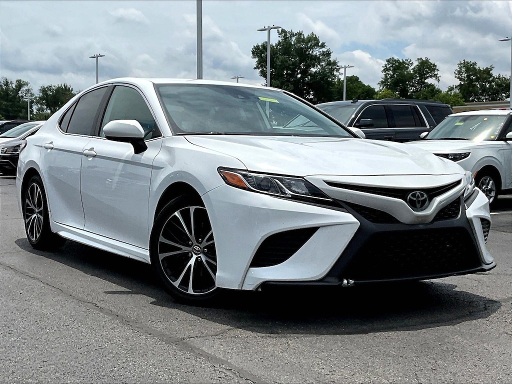 Used 2020 Toyota Camry SE Sedan