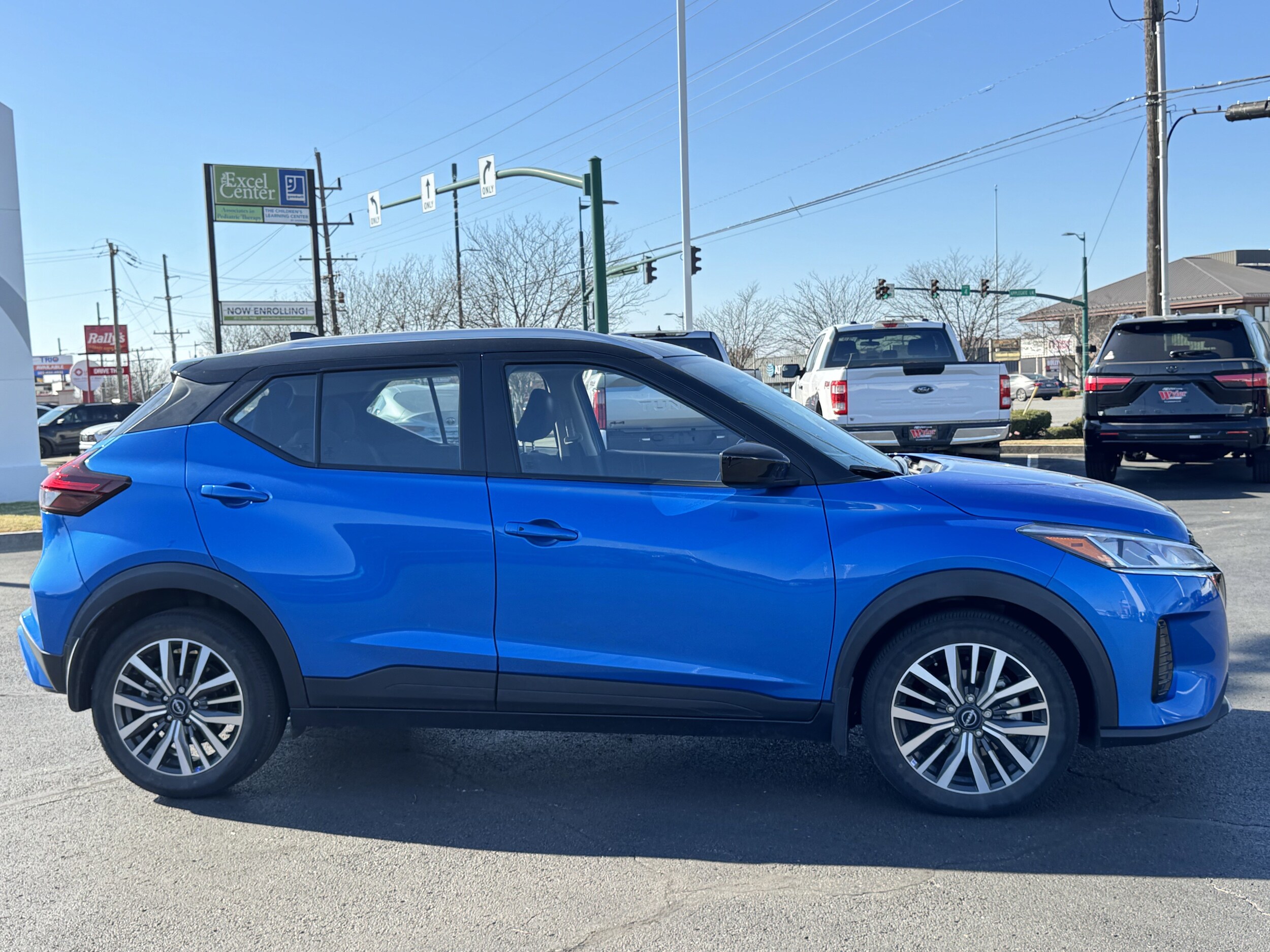 2023 Nissan Kicks SV photo 2