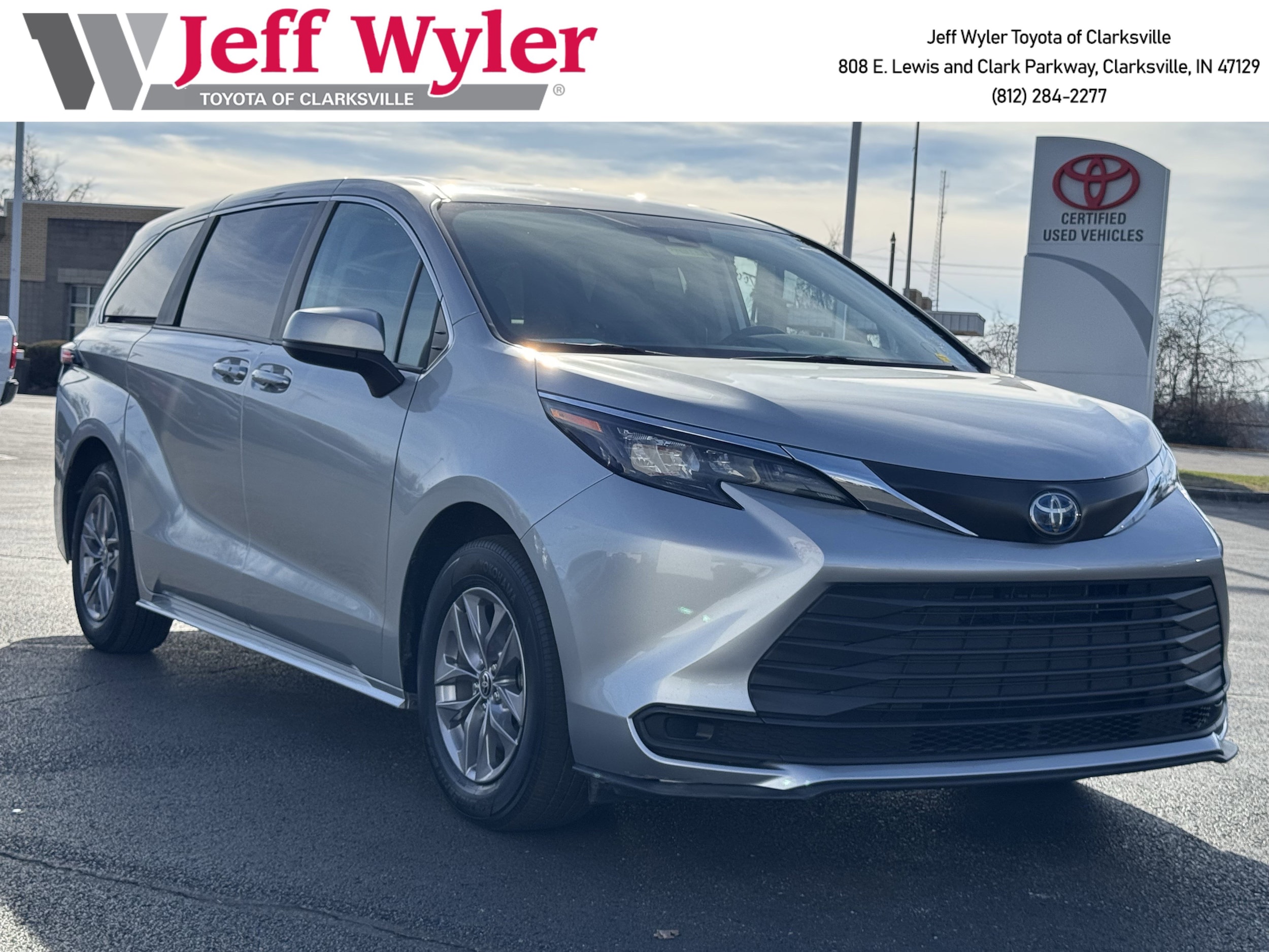 2024 Toyota Sienna LE's photo