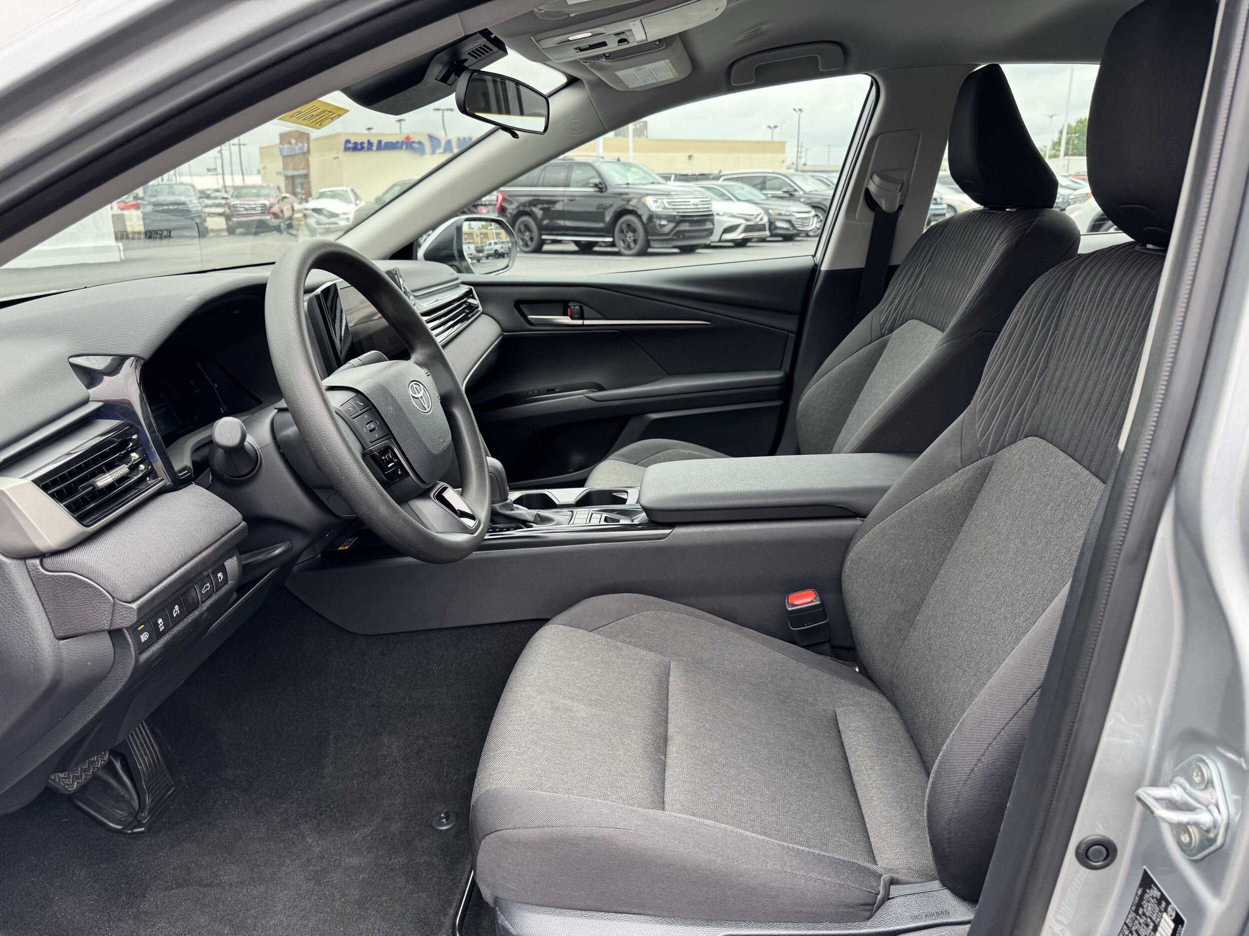 2025 Toyota Camry LE Hybrid photo 4