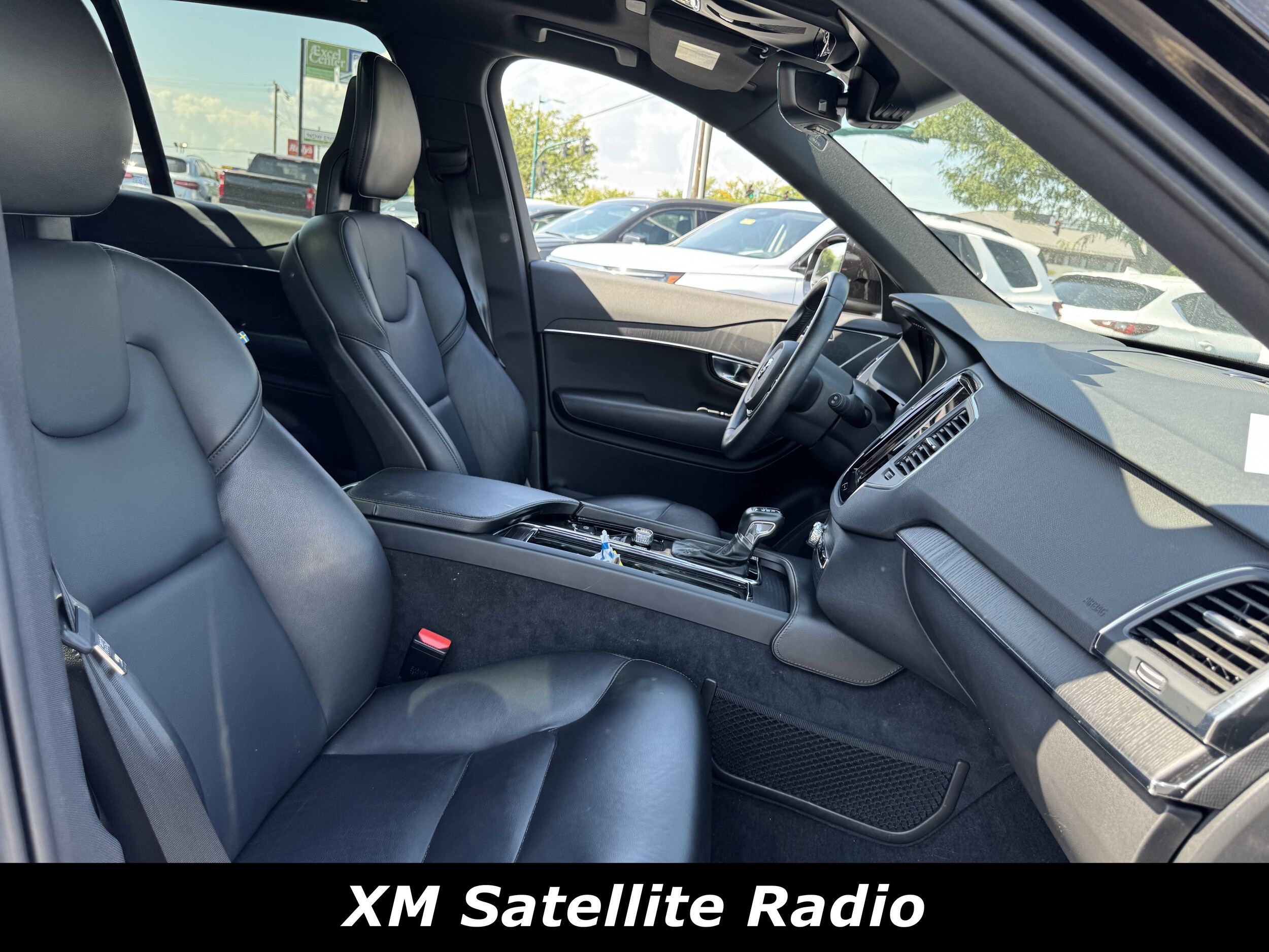 2020 Volvo XC90 T5 Momentum photo 3