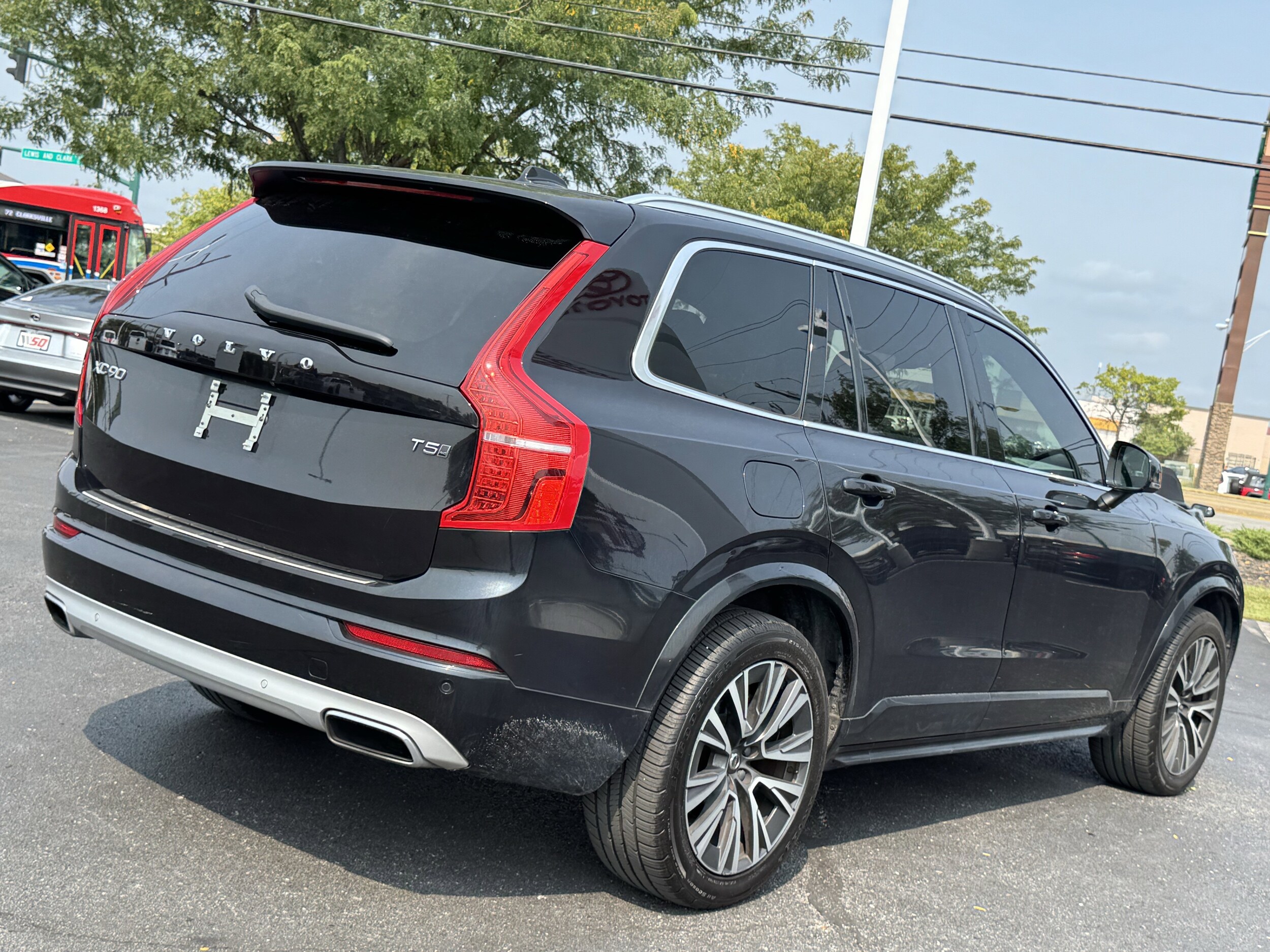 2022 Volvo XC60 B5 Momentum photo 3