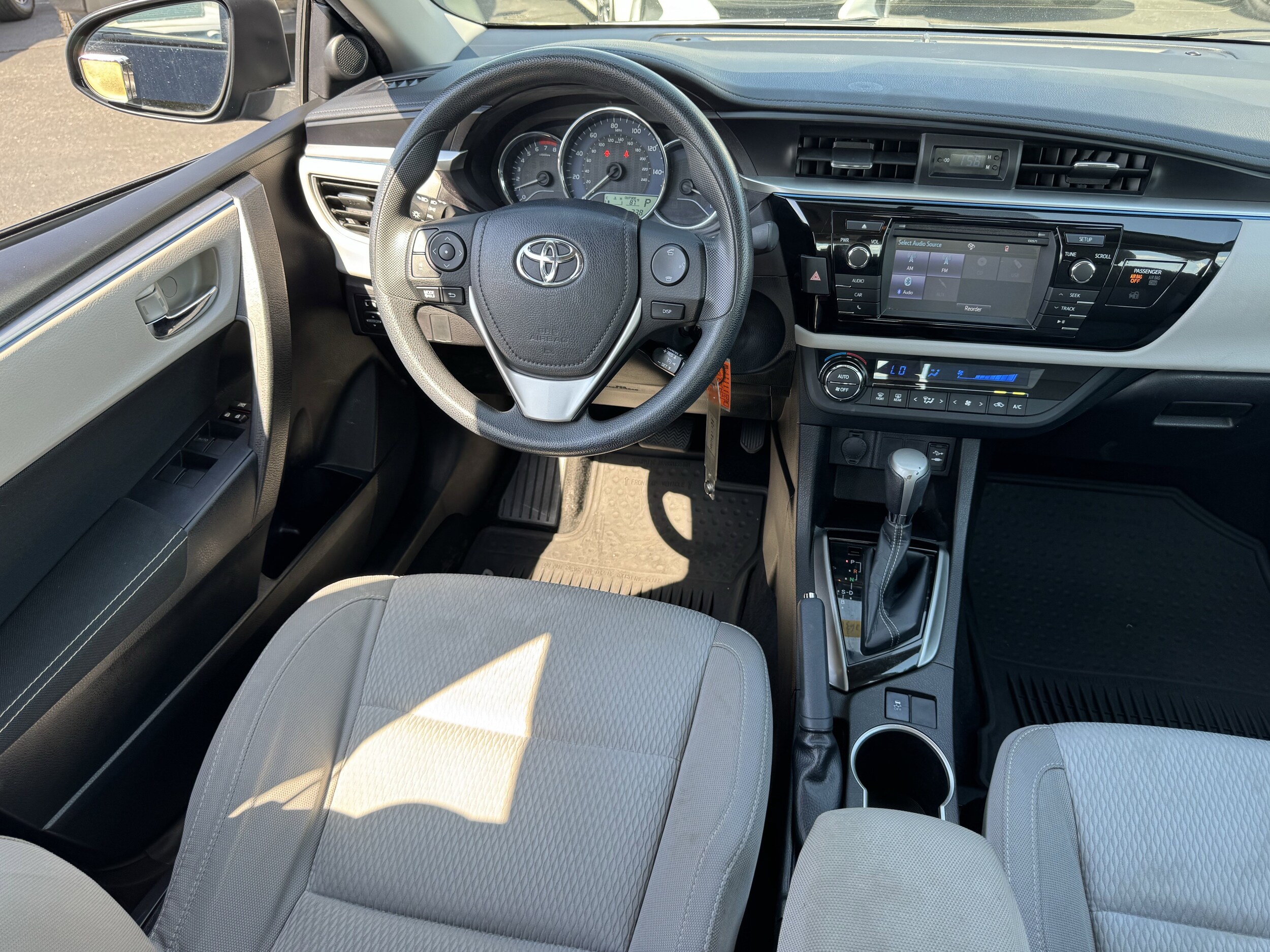2016 Toyota Corolla LE photo 4