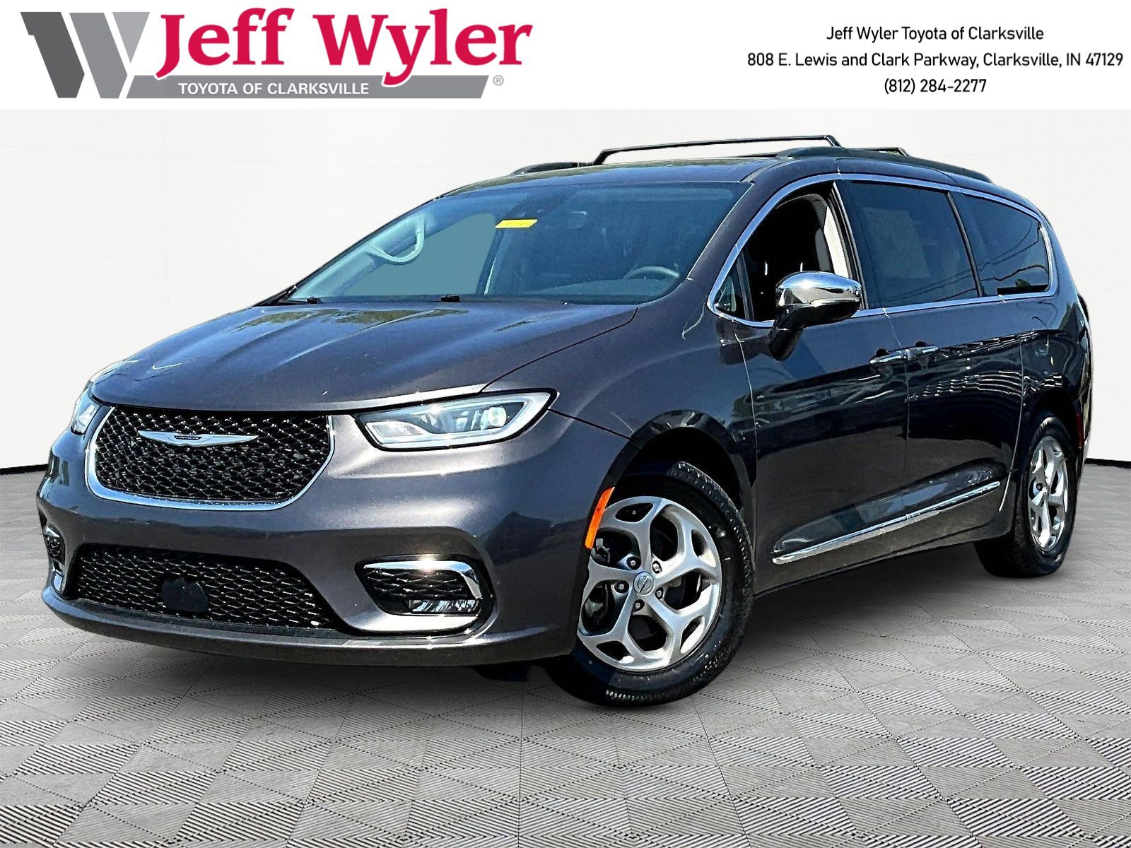 2023 Chrysler Pacifica Limited's photo