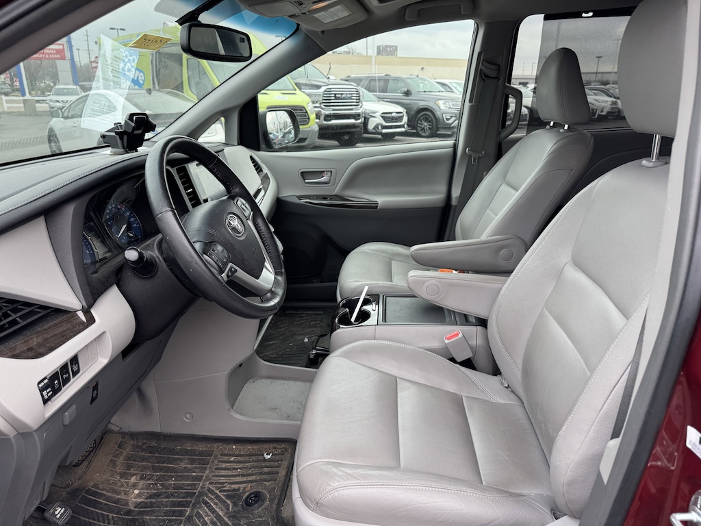 Used 2017 Toyota Sienna XLE 8 Passenger Van Passenger Van