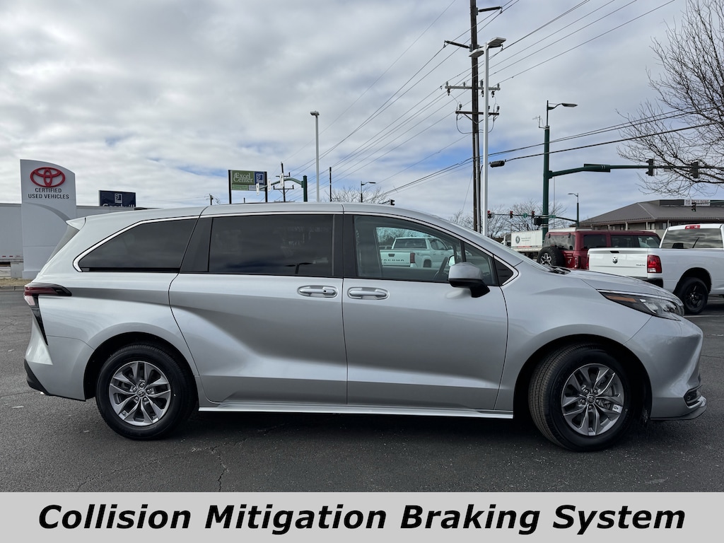 Used 2024 Toyota Sienna LE 8 Passenger Van Passenger Van