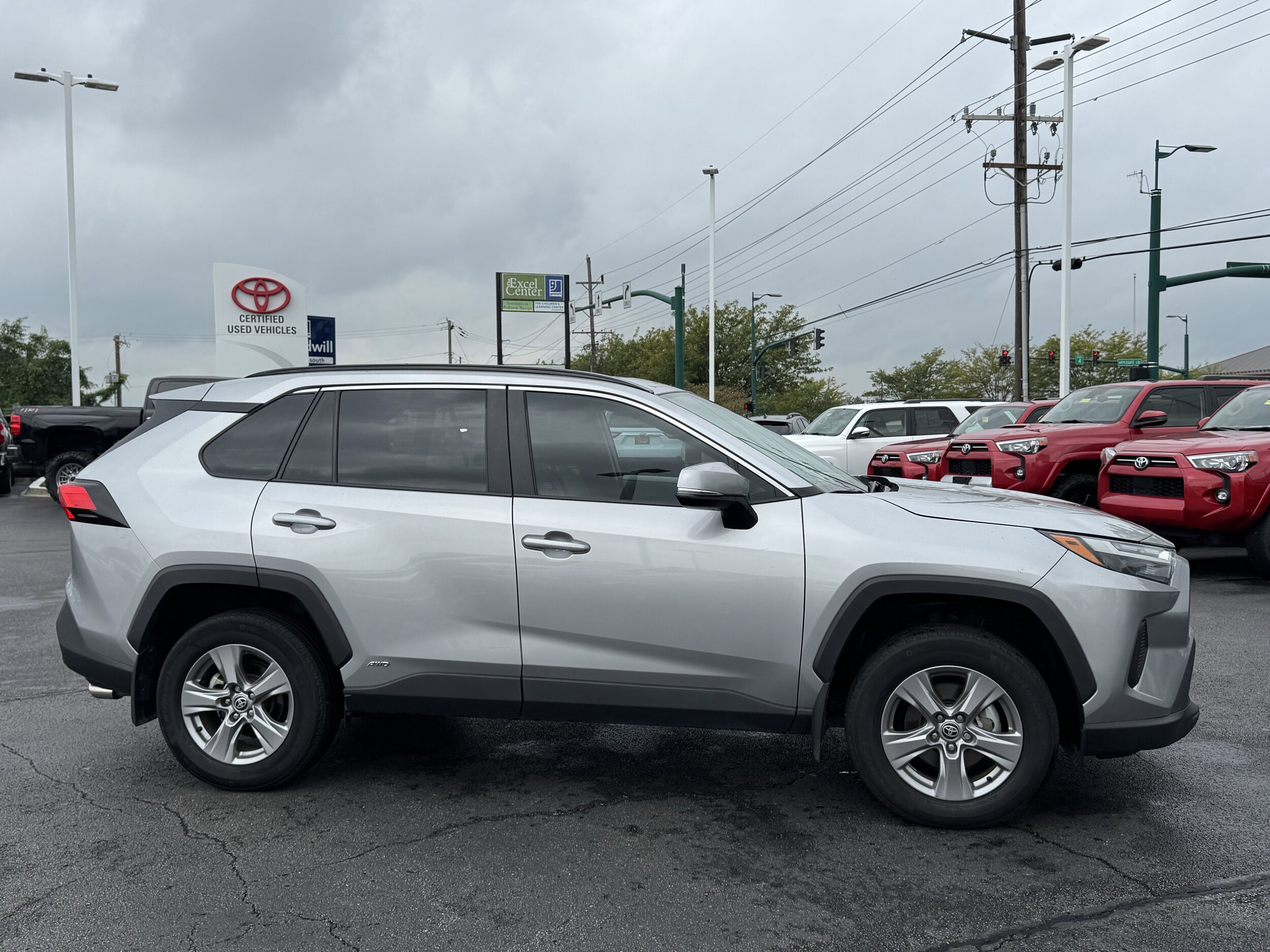 2024 Toyota RAV4 Hybrid XLE photo 2