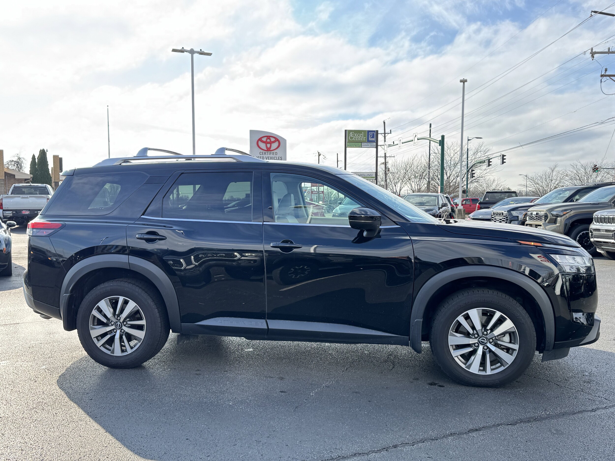 2023 Nissan Pathfinder SL photo 2